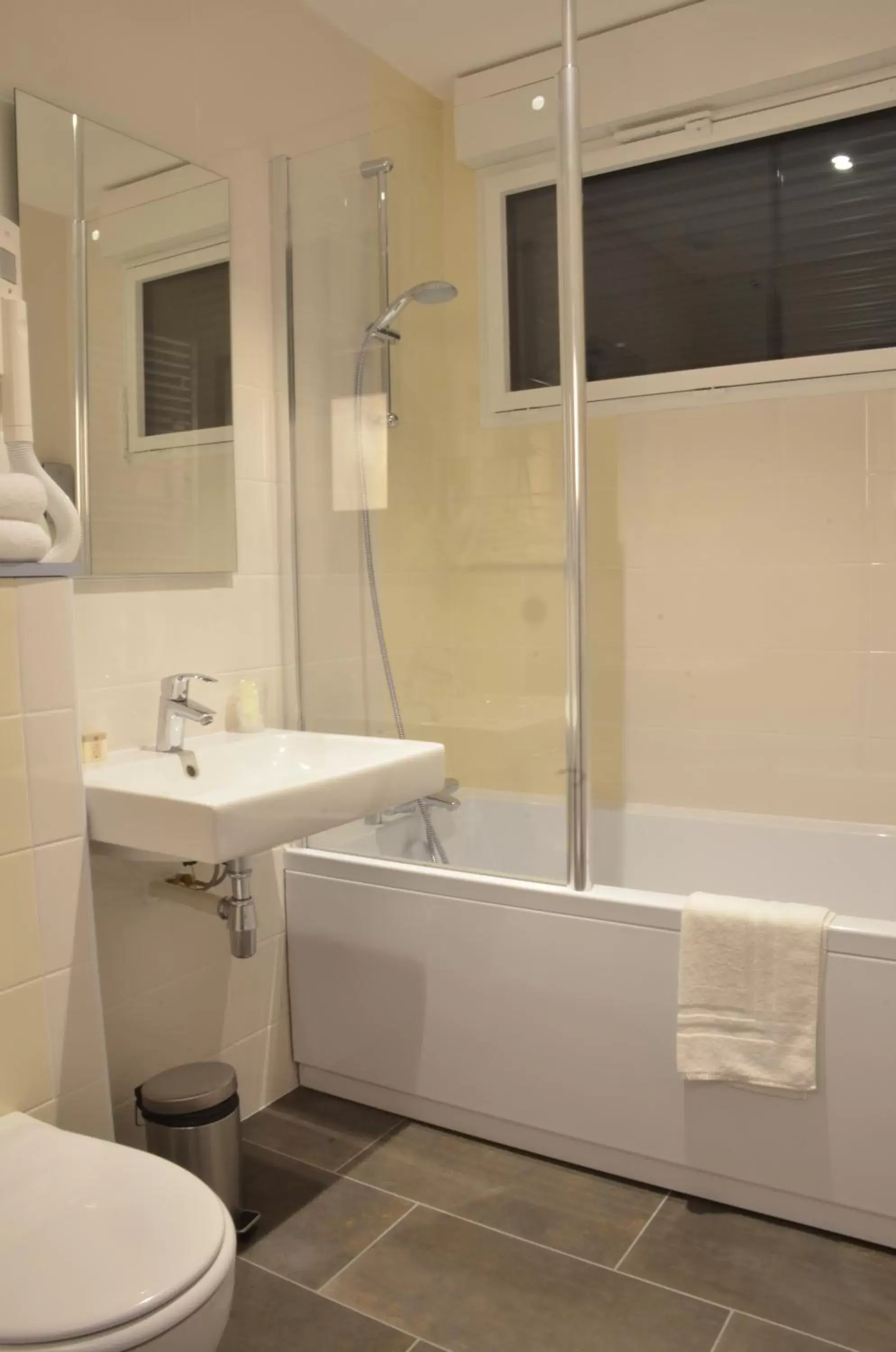 Bathroom in Logis hôtel - La Chambre D'Amiens