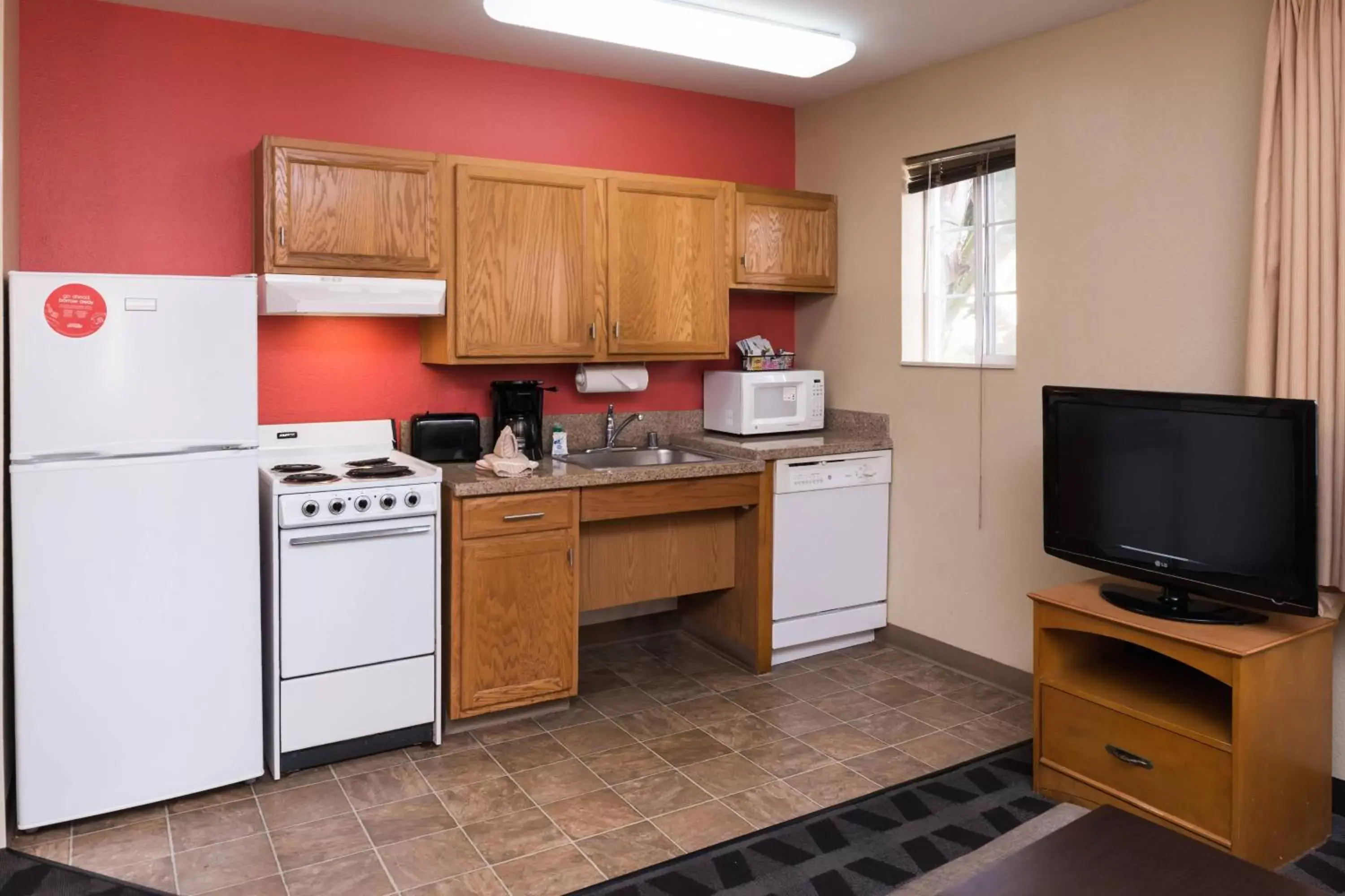 Bedroom, Kitchen/Kitchenette in TownePlace Suites by Marriott Anaheim Maingate Near Angel Stadium