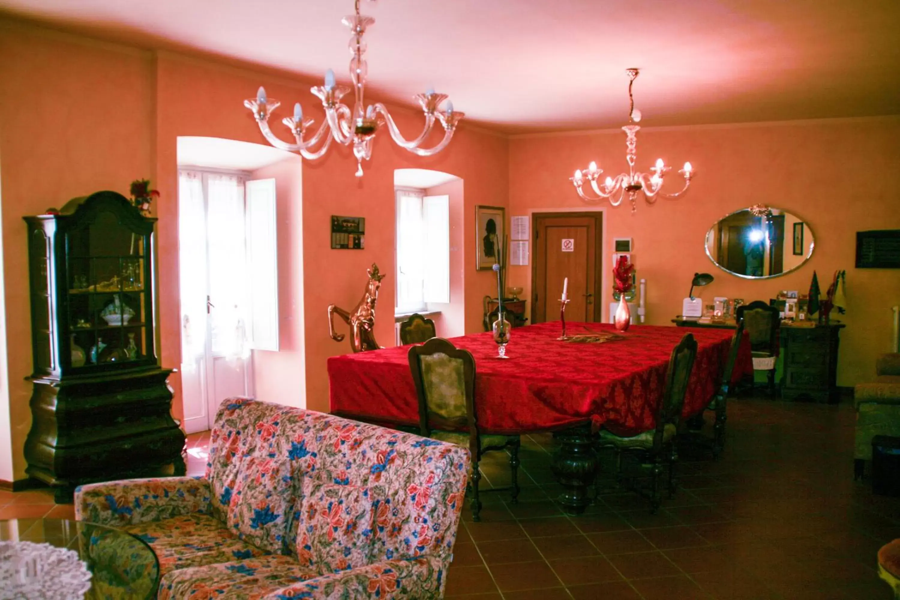 Communal lounge/ TV room, Dining Area in Antica Cittadella B&B