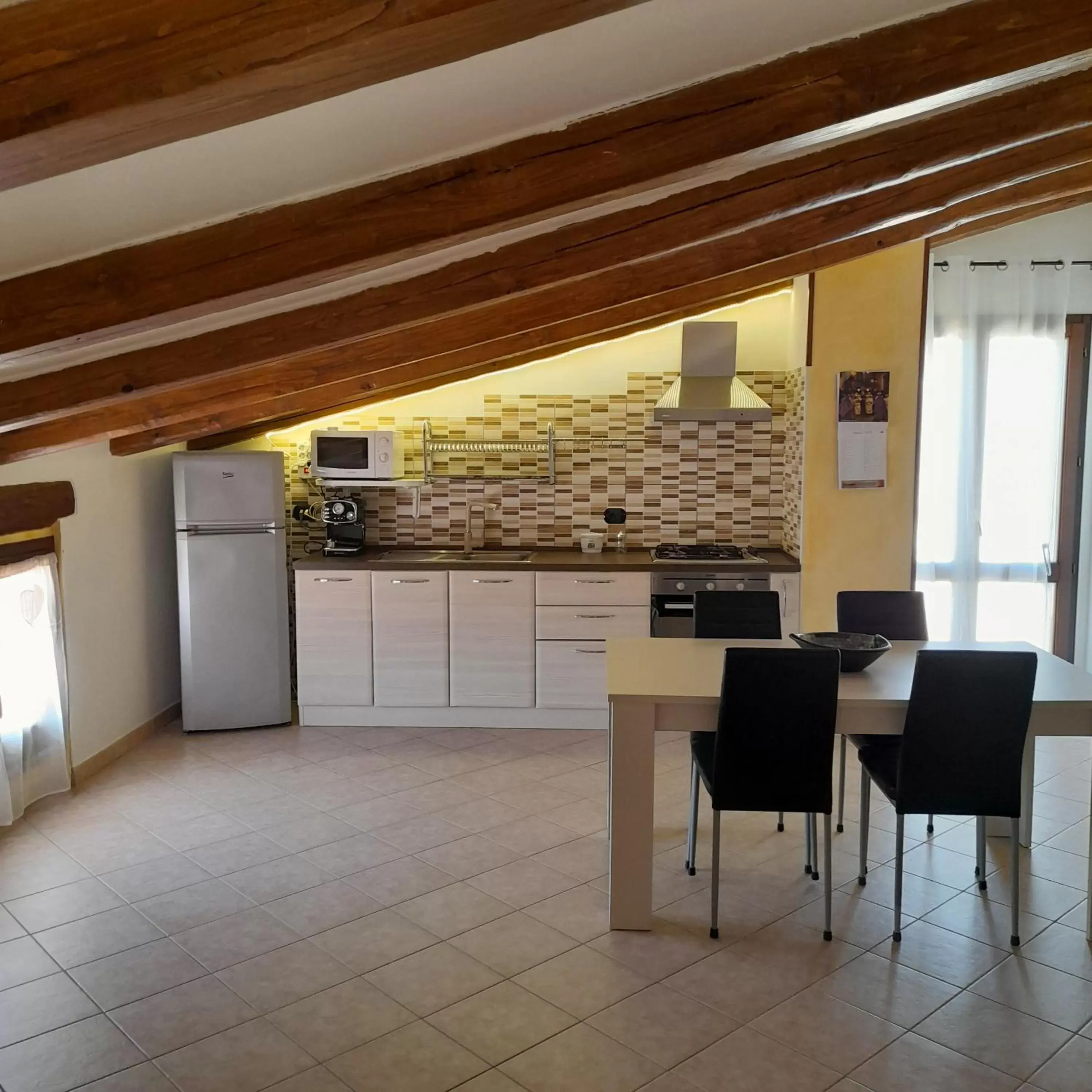 Living room, Kitchen/Kitchenette in La Fortezza casa vacanze & appartament