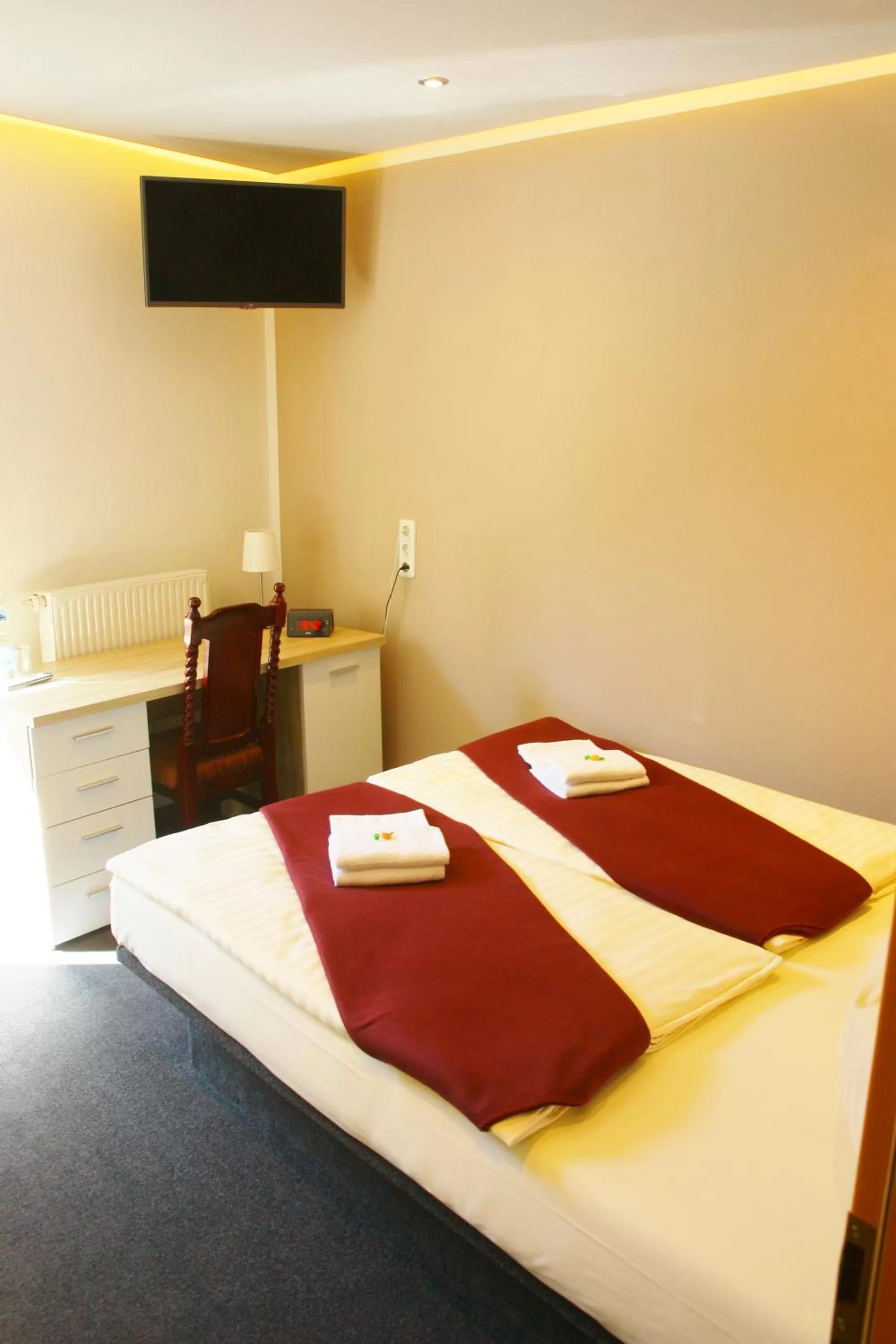 Photo of the whole room, Bed in Hotel am Schloss