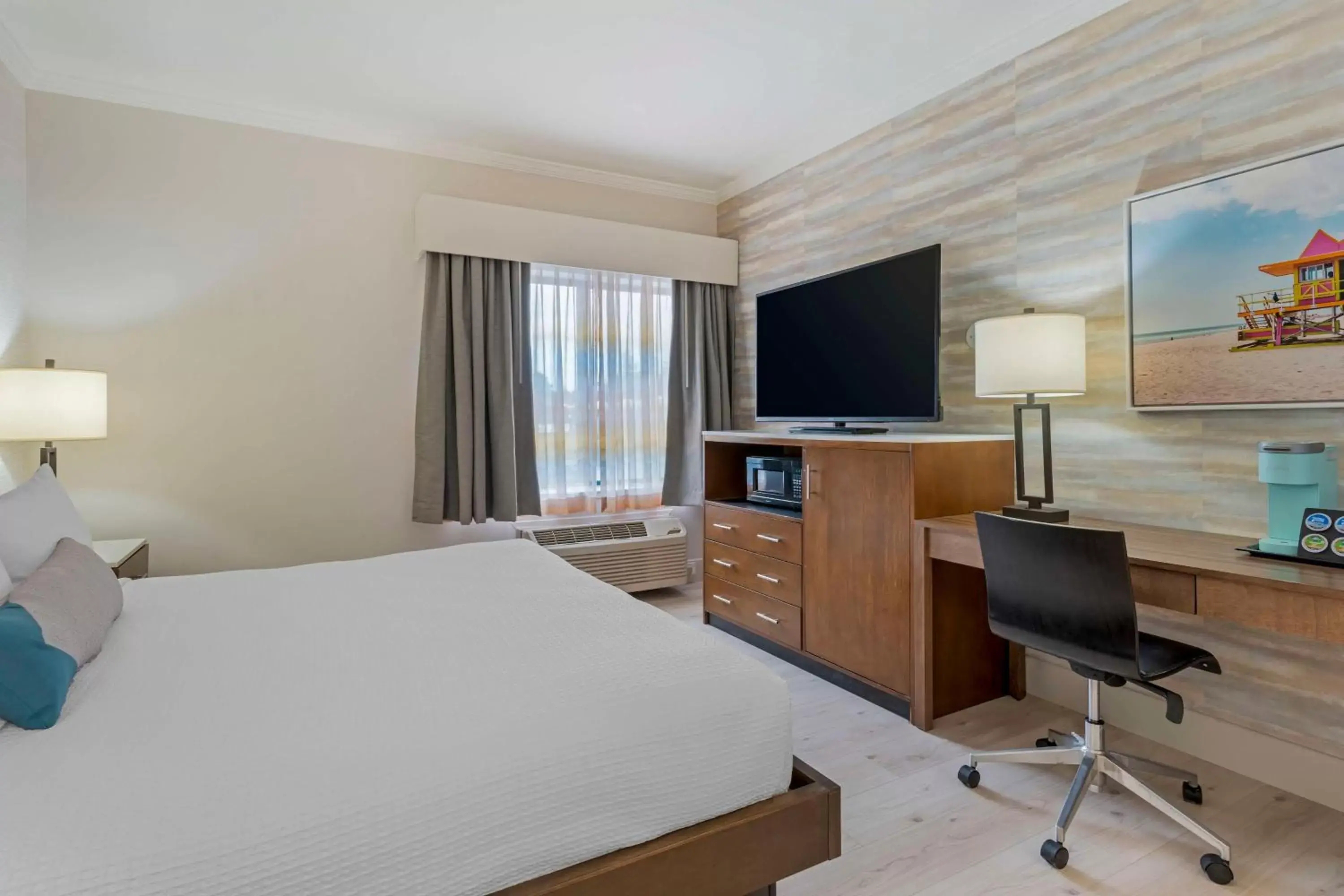 Bedroom, TV/Entertainment Center in Best Western Plus All Suites Inn