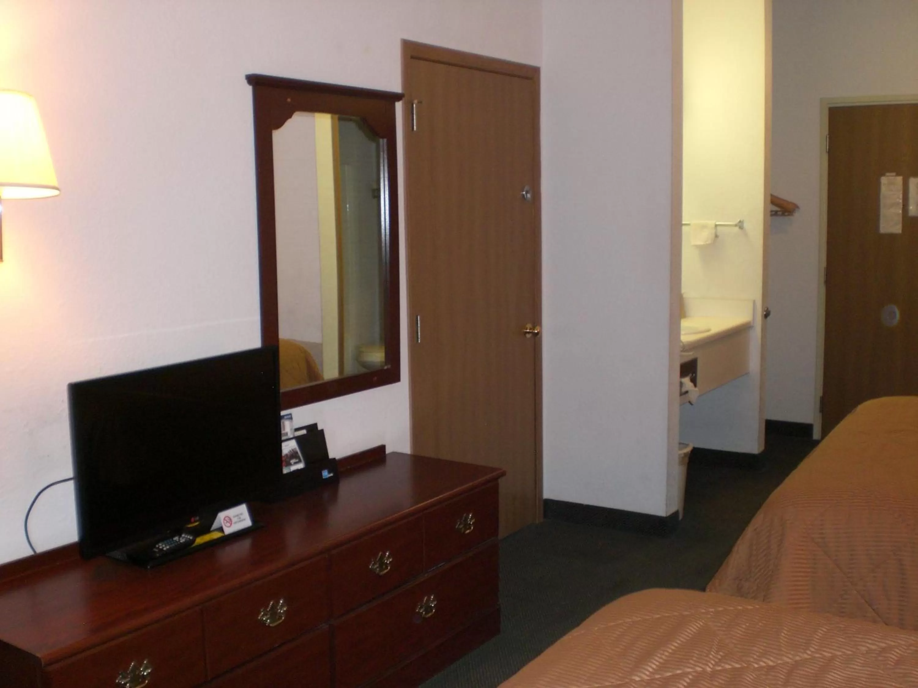 TV and multimedia, Bed in Days Inn by Wyndham Butler