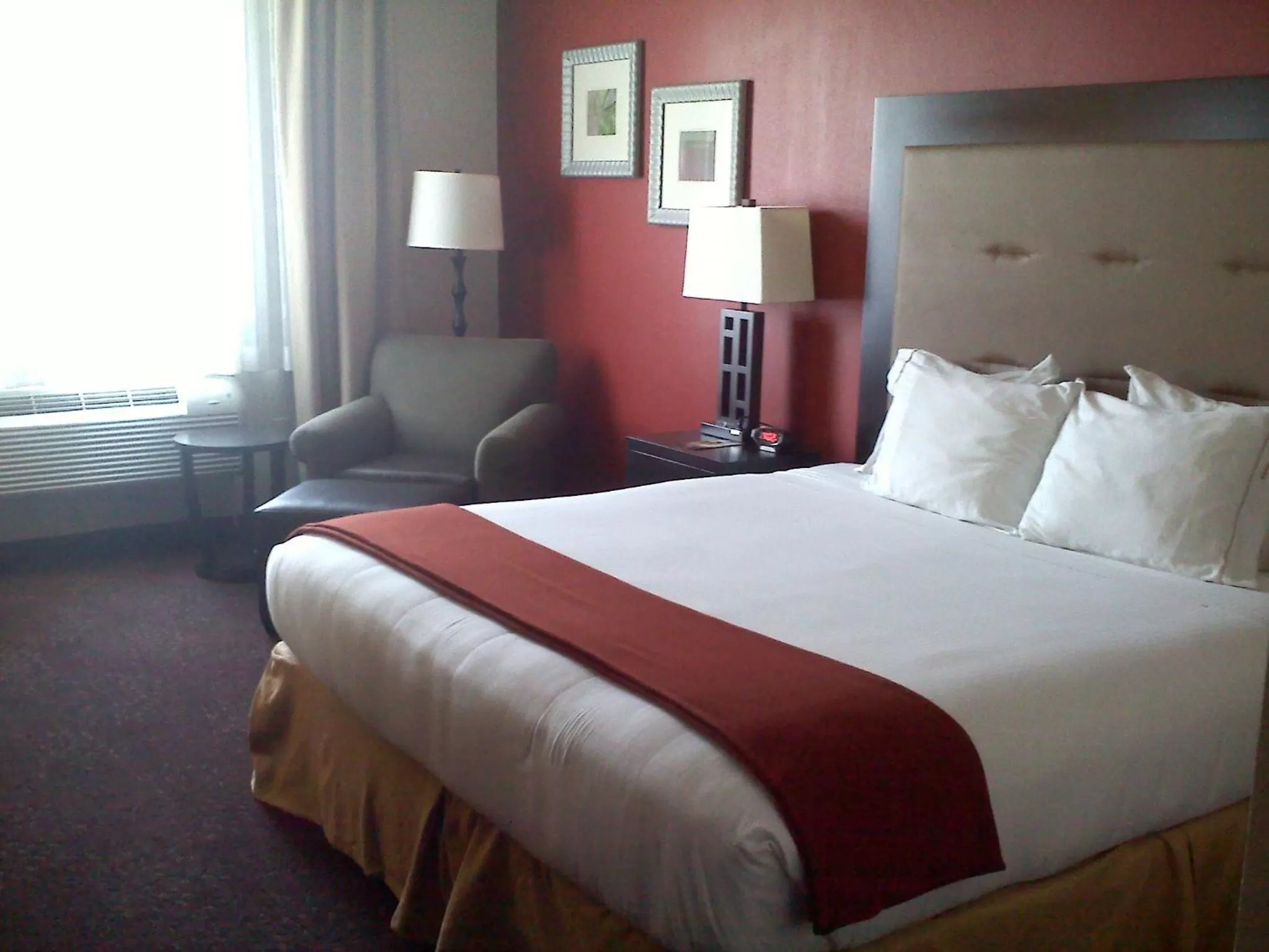 Bed in Holiday Inn Express Harvey-Marrero by IHG