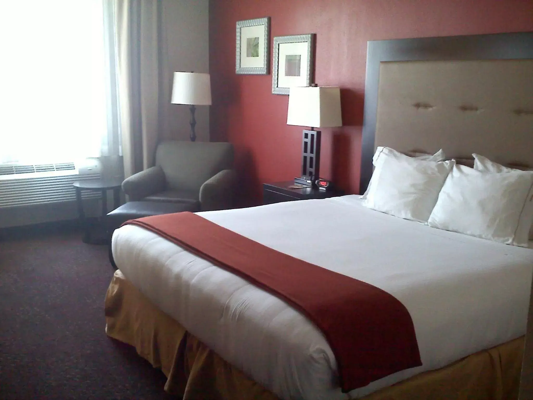 Bed in Holiday Inn Express Harvey-Marrero, an IHG Hotel