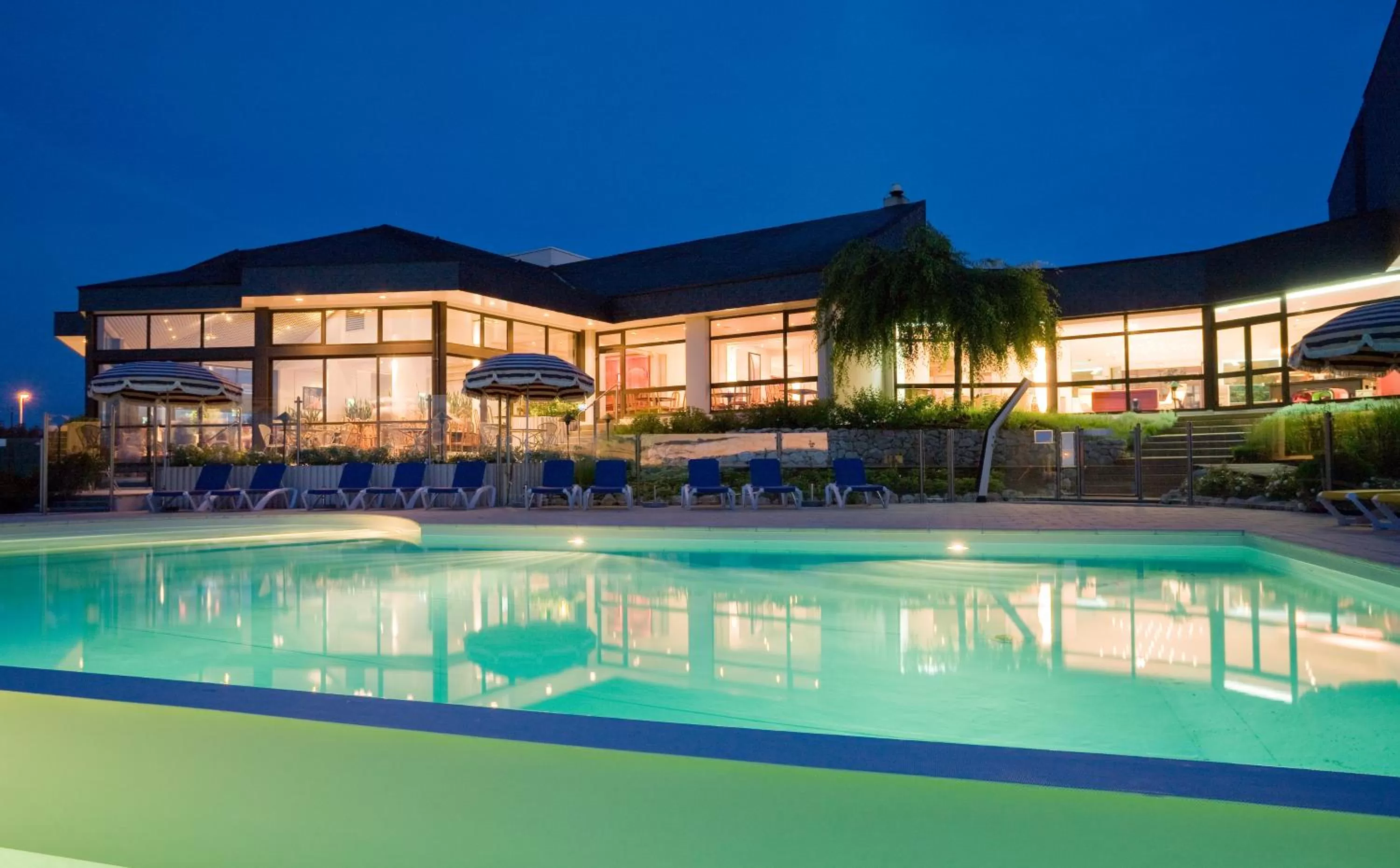 Swimming pool in Novotel Amboise