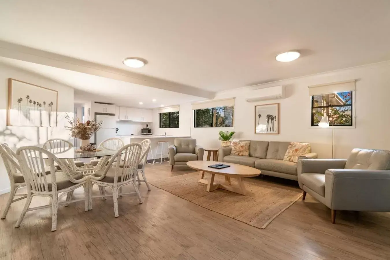 Kitchen or kitchenette, Seating Area in Gosamara Apartments