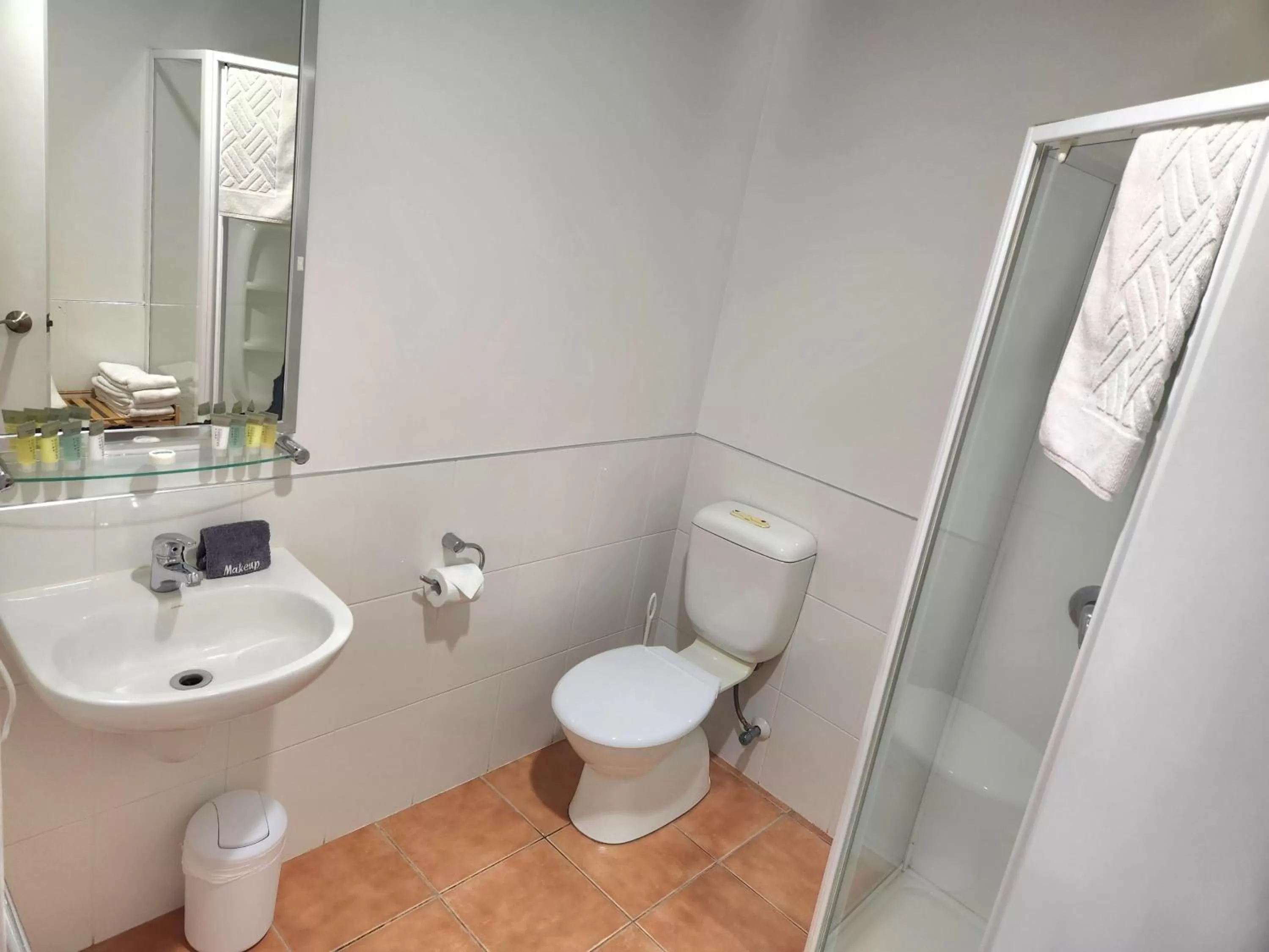 Shower in Botany Palms Motel