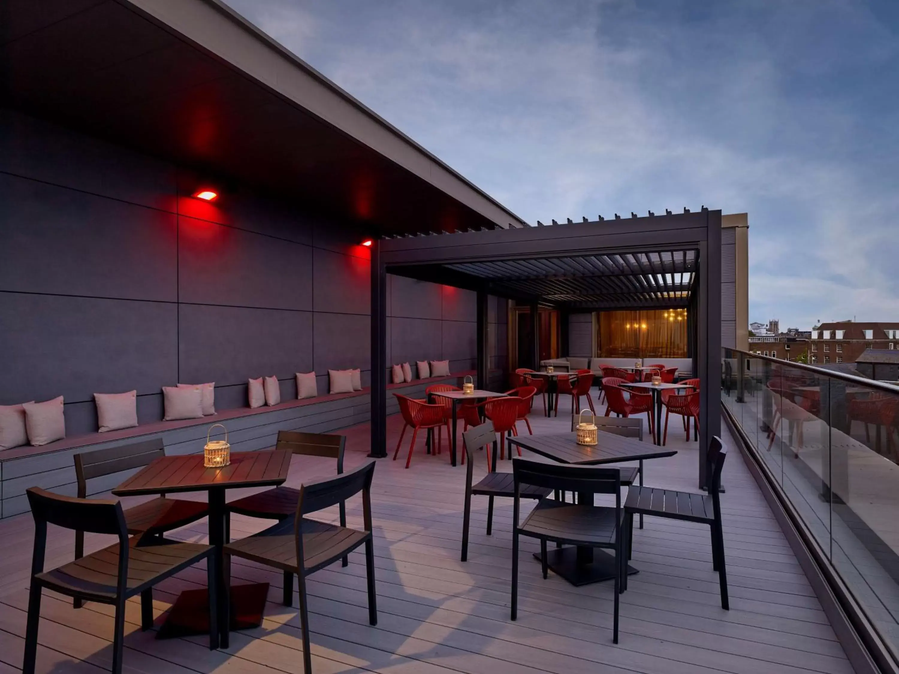 Patio, Restaurant/Places to Eat in Doubletree By Hilton Hull