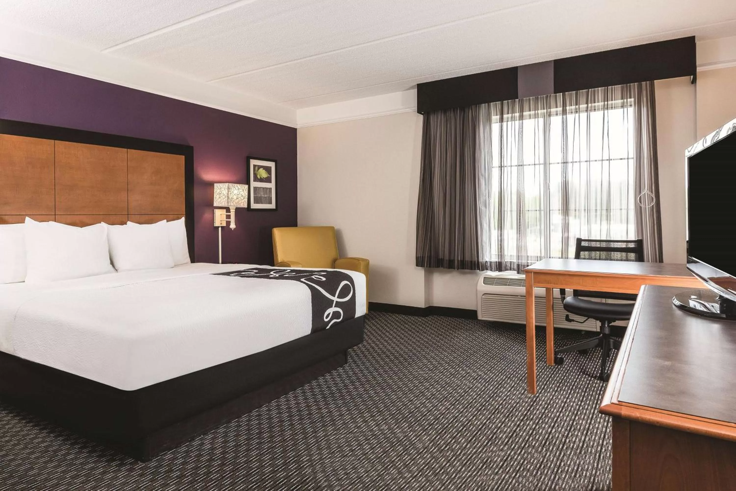 Bed in La Quinta Inn & Suites by Wyndham University Area Chapel Hill