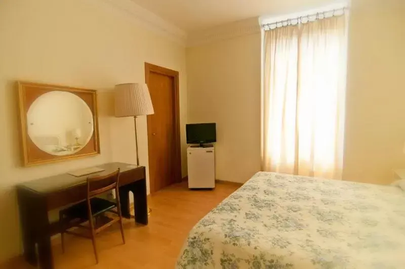 Photo of the whole room, Bed in Grand Hotel De Londres