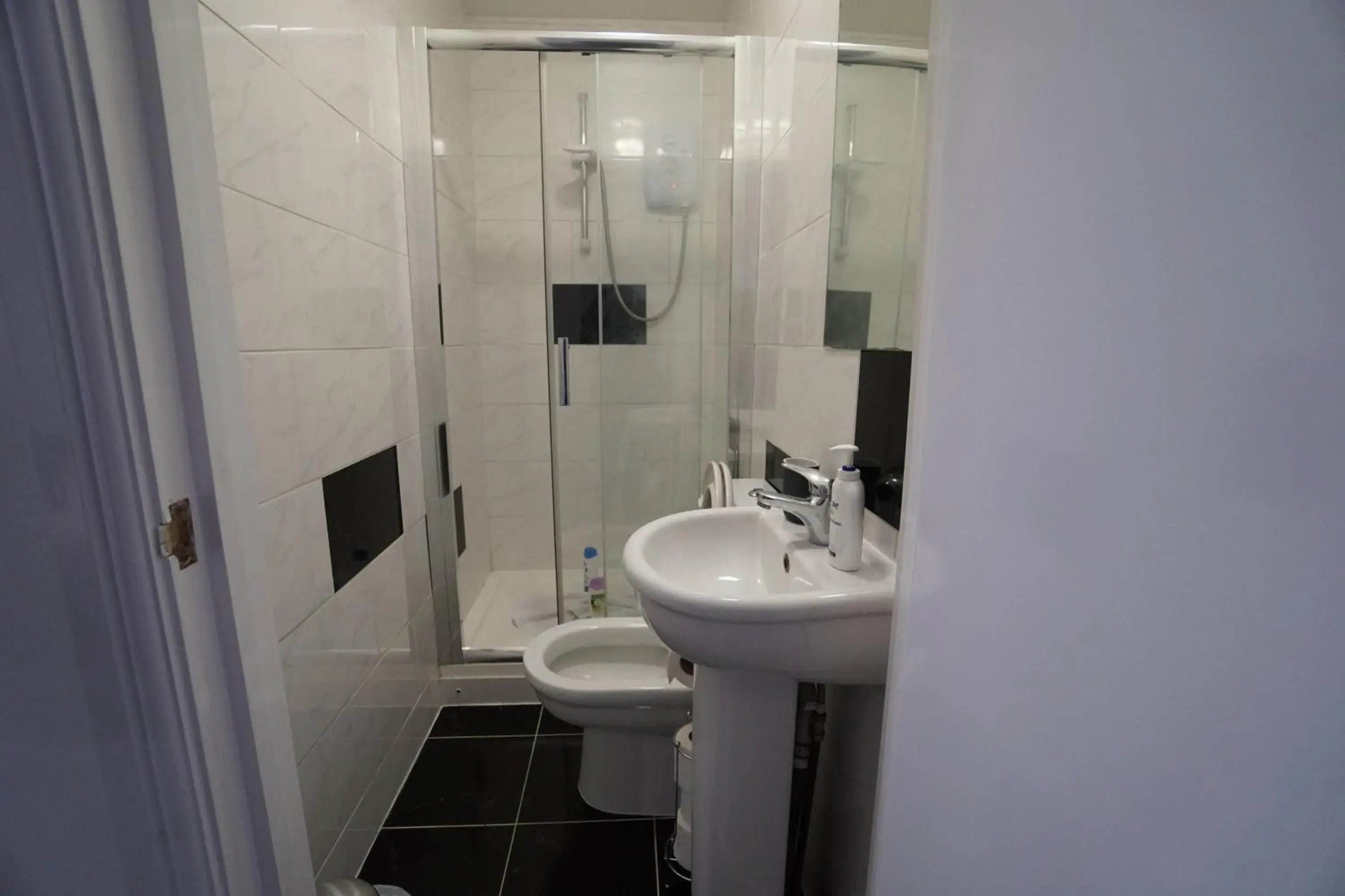 Bathroom in London Queen Park Apartments