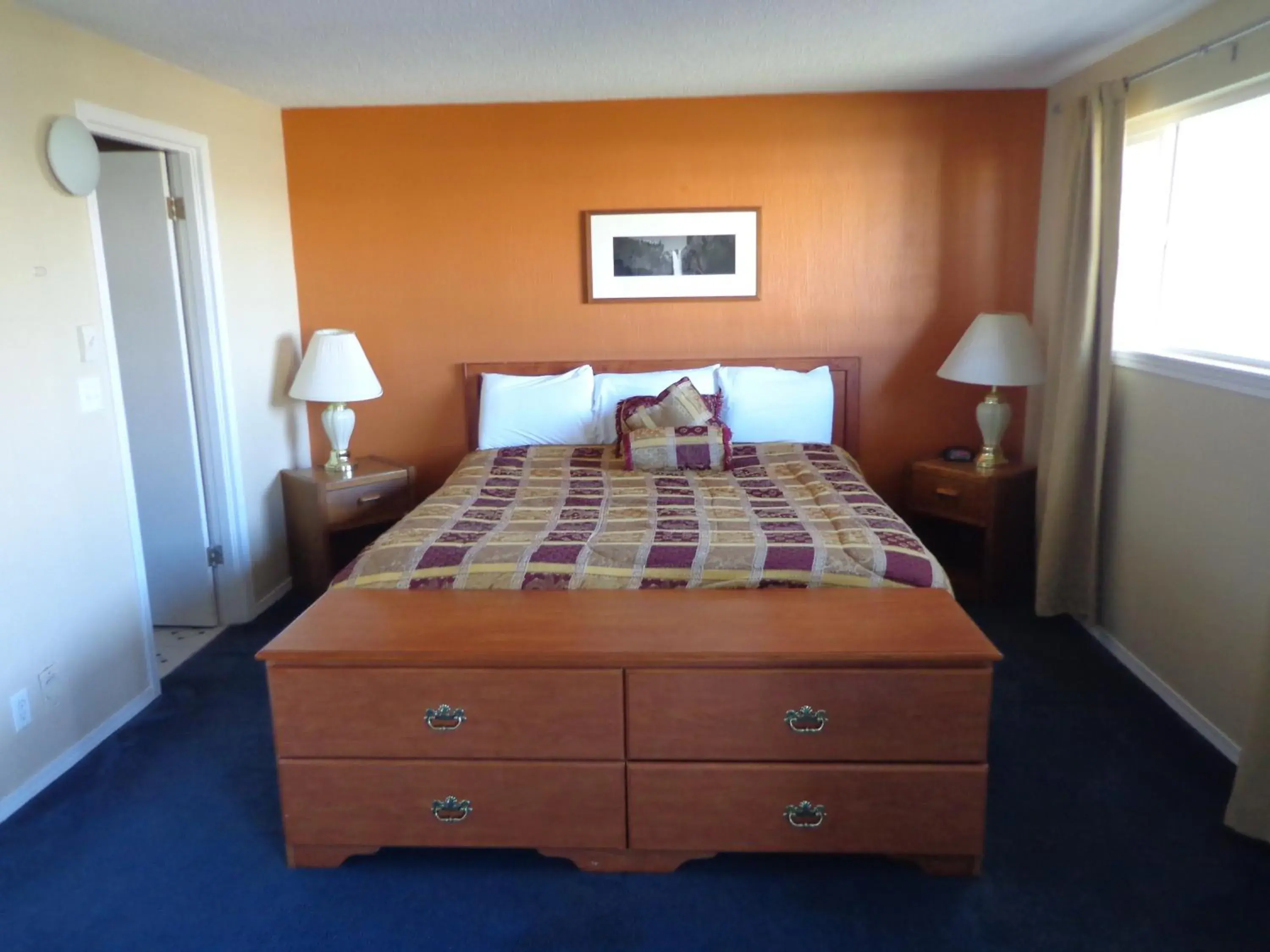 Bedroom, Bed in Ocean Shores Inn & Suites