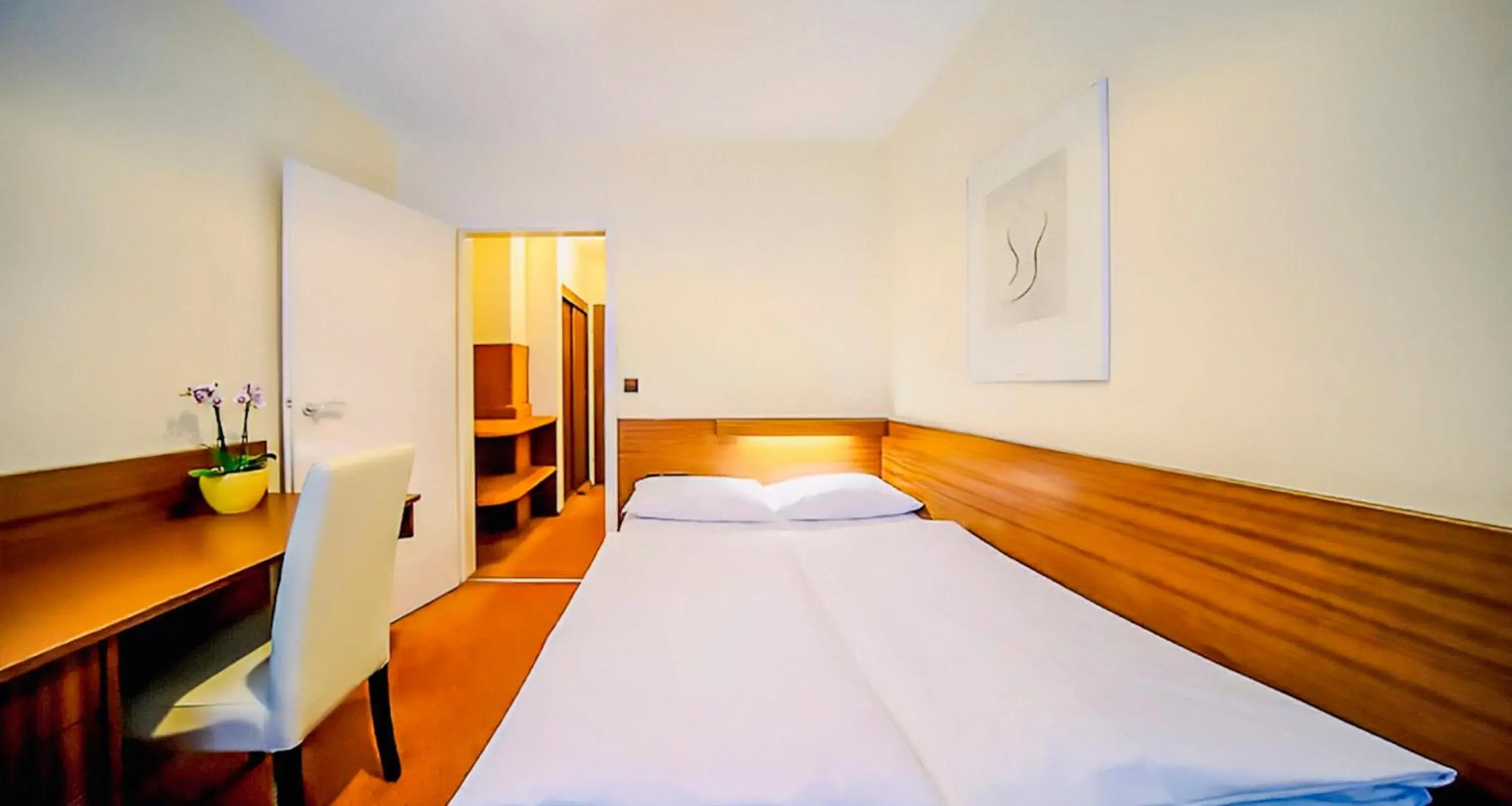 Photo of the whole room, Bed in Novum Hotel Rieker Stuttgart Hauptbahnhof   