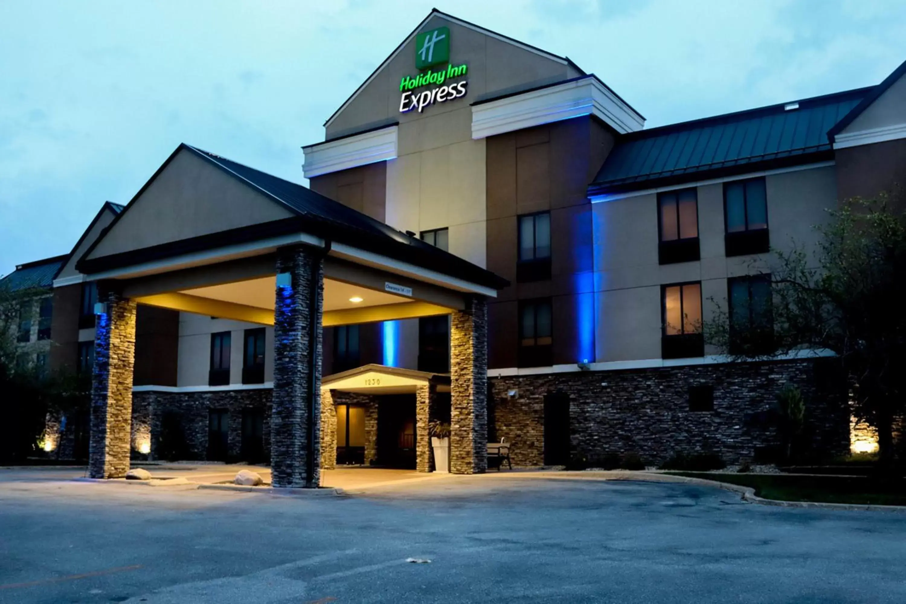 Property Building in Holiday Inn Express Cedar Rapids - Collins Road, an IHG Hotel