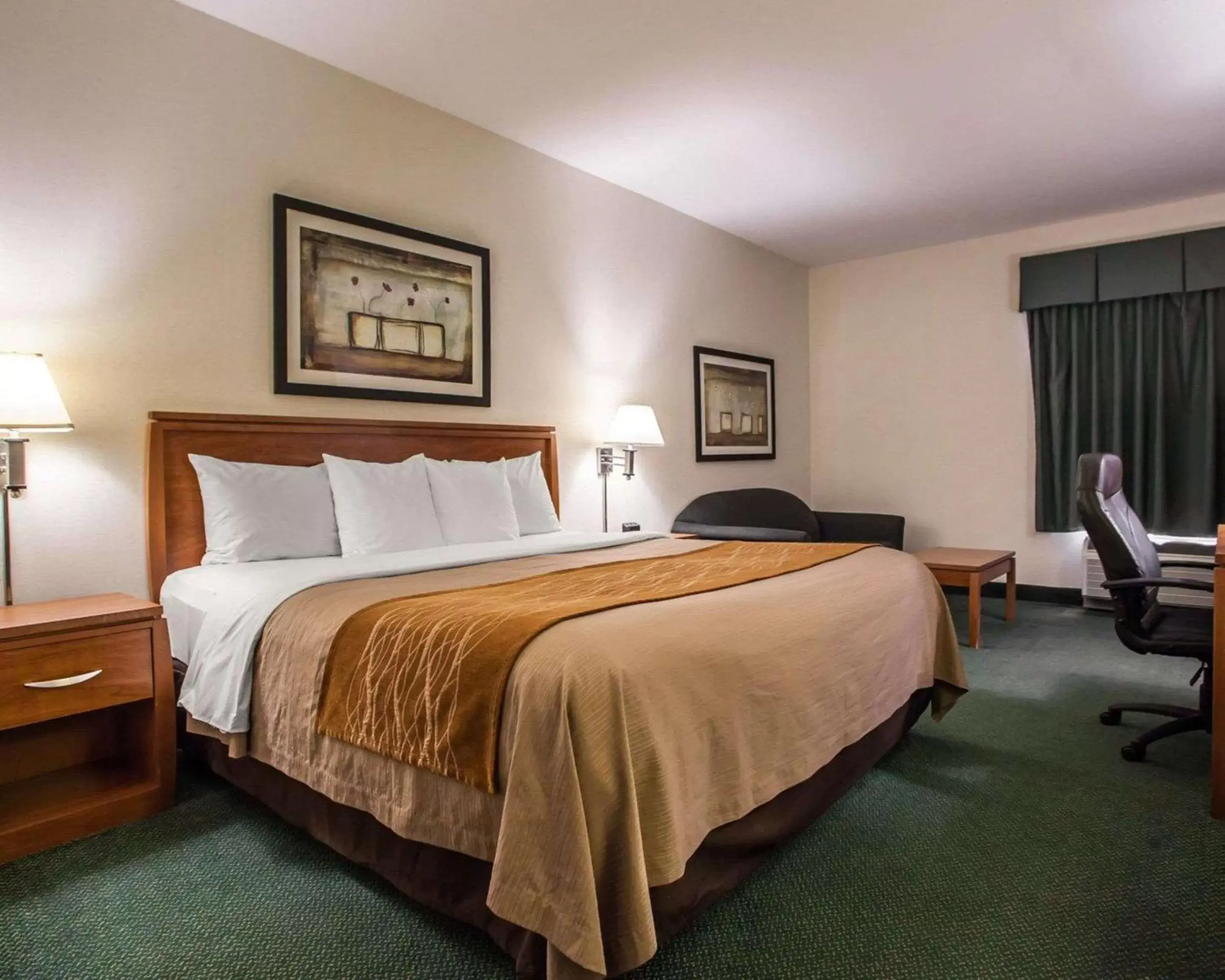 Photo of the whole room, Bed in Comfort Inn Alton near I-255