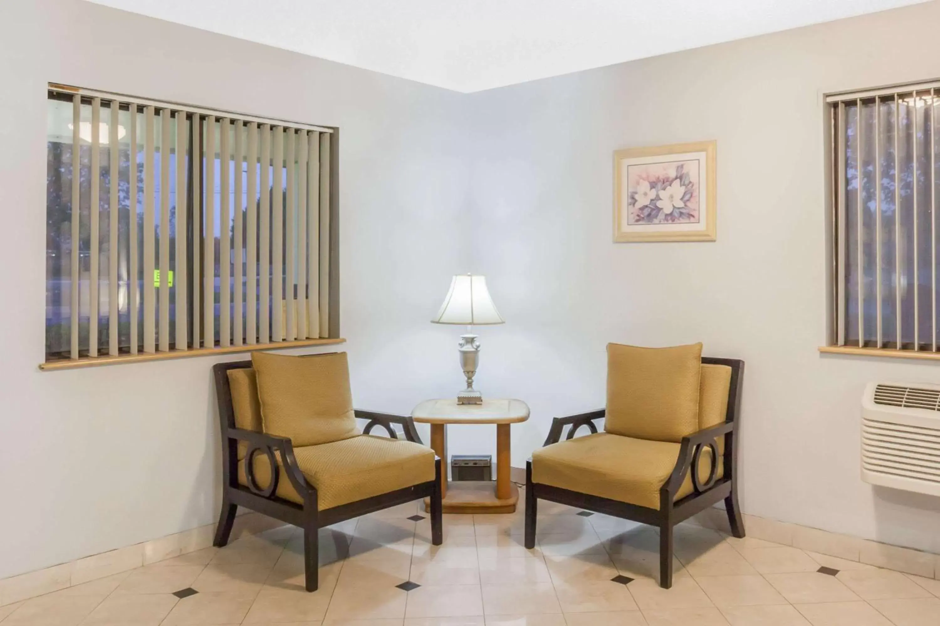 Lobby or reception, Seating Area in Super 8 by Wyndham Charlotte/Amusement Park Area