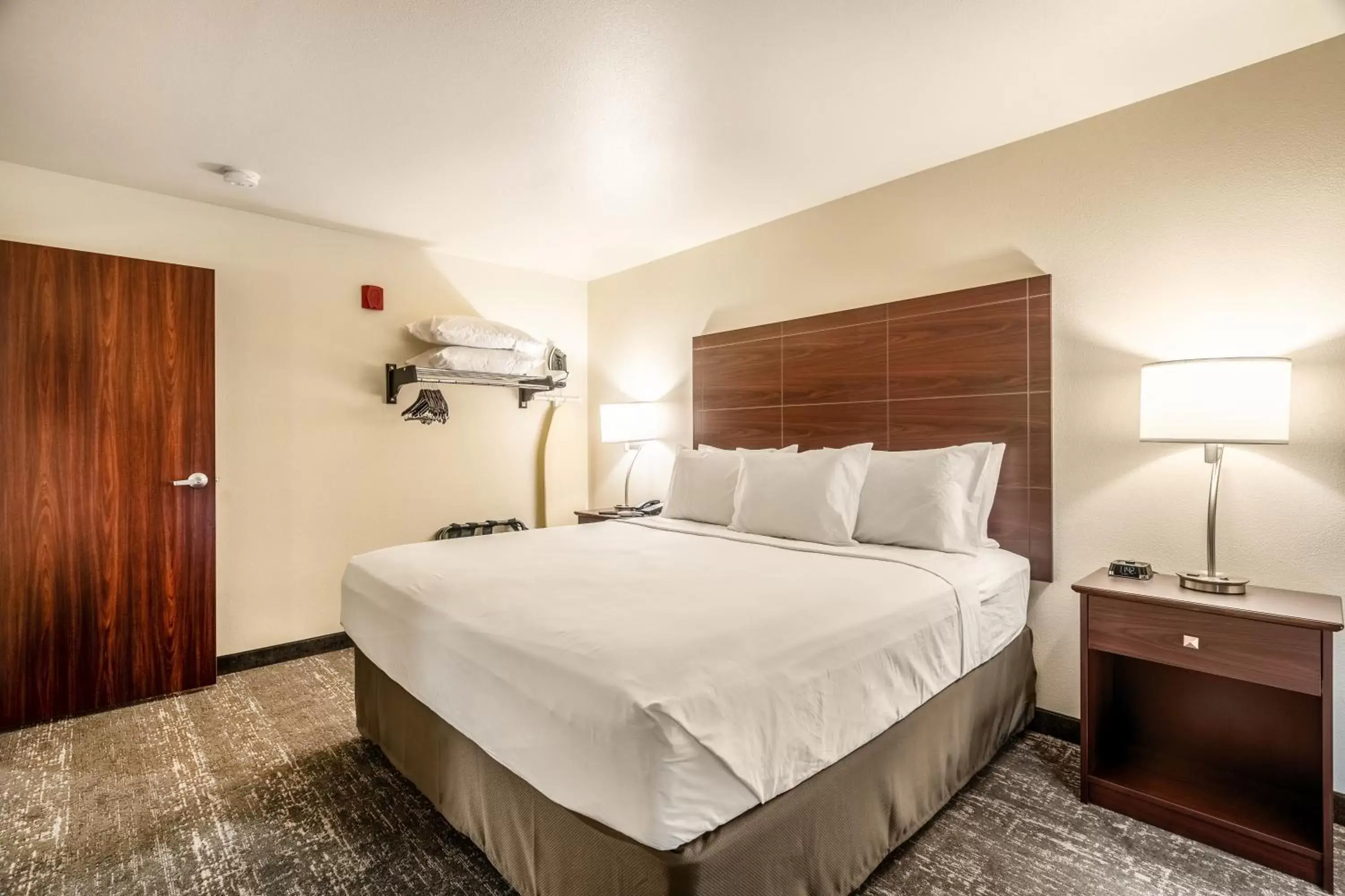 Bed in Cobblestone Hotel & Suites - Andrews