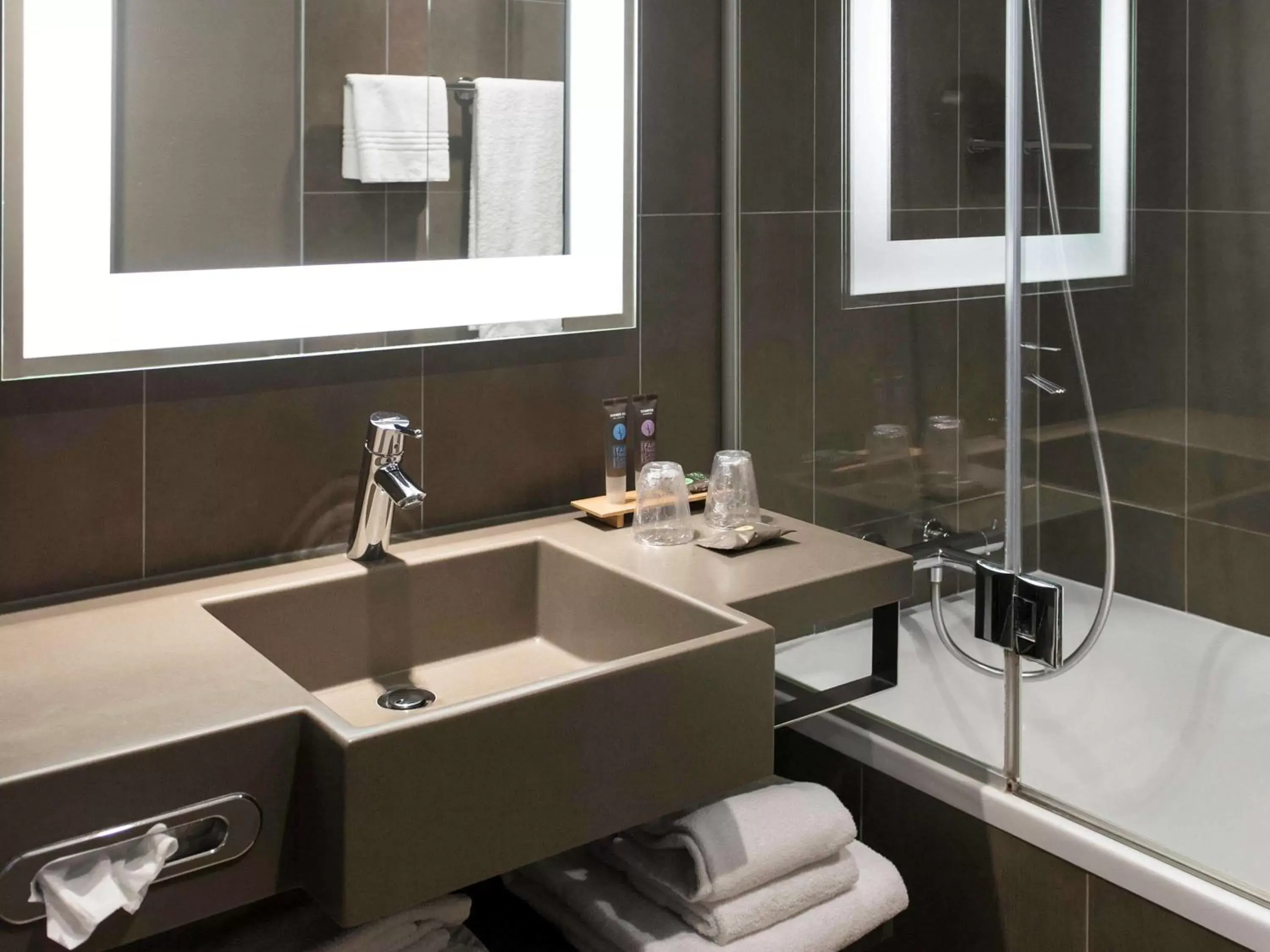 Photo of the whole room, Bathroom in Novotel Brussels Airport