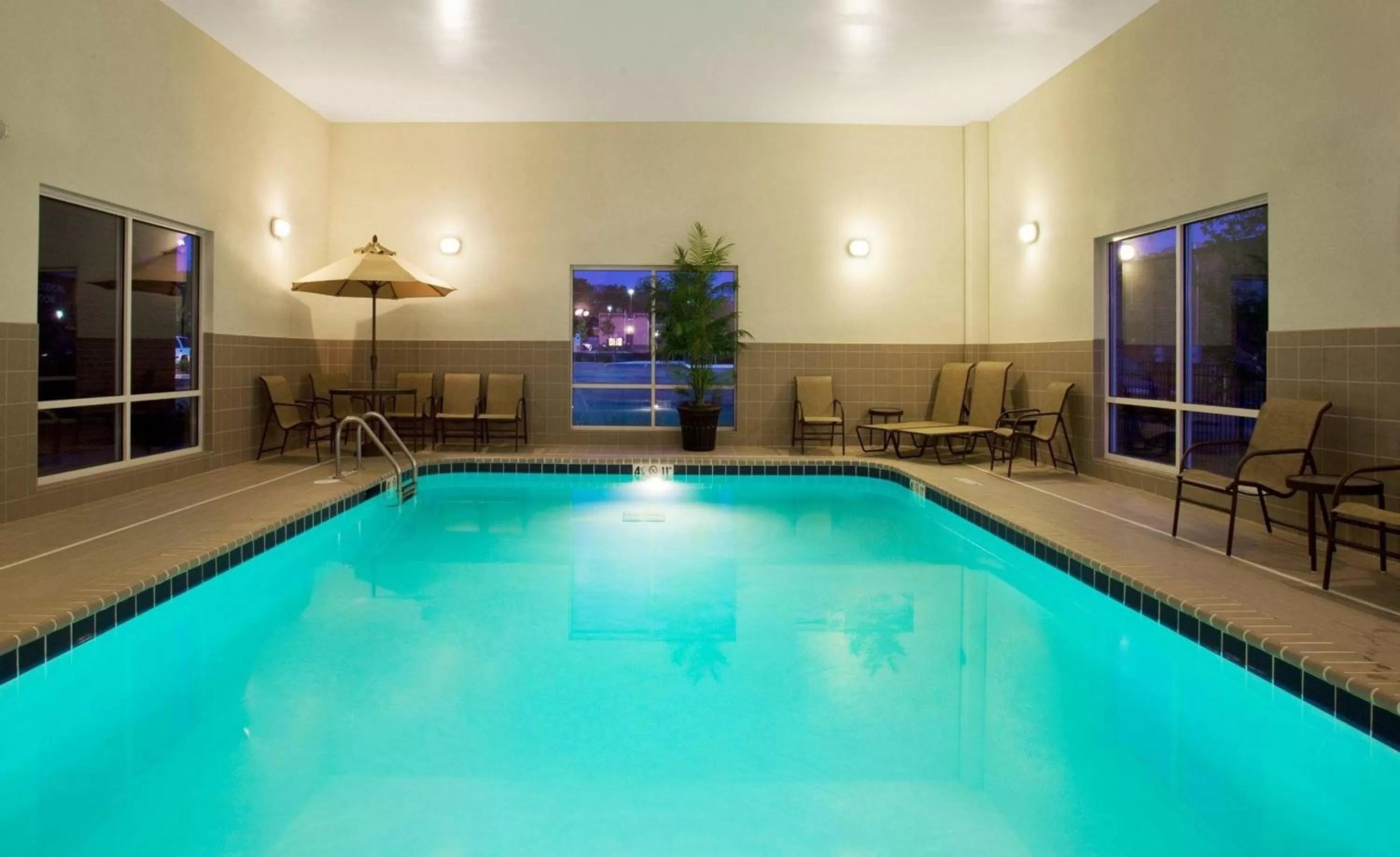 Swimming pool in Holiday Inn Express Hotel & Suites Lake Zurich-Barrington by IHG