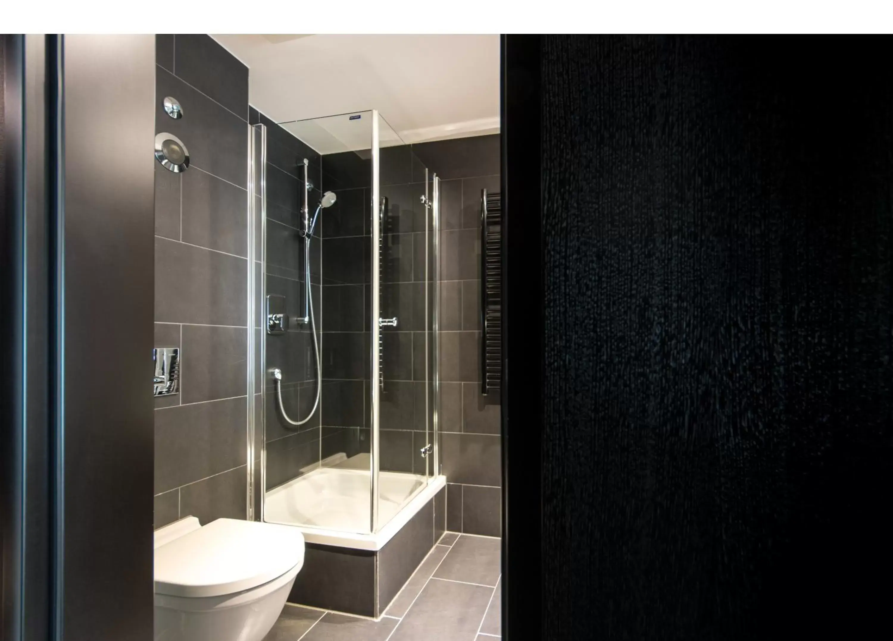 Shower, Bathroom in La Mansion Vi Vadi Hotel