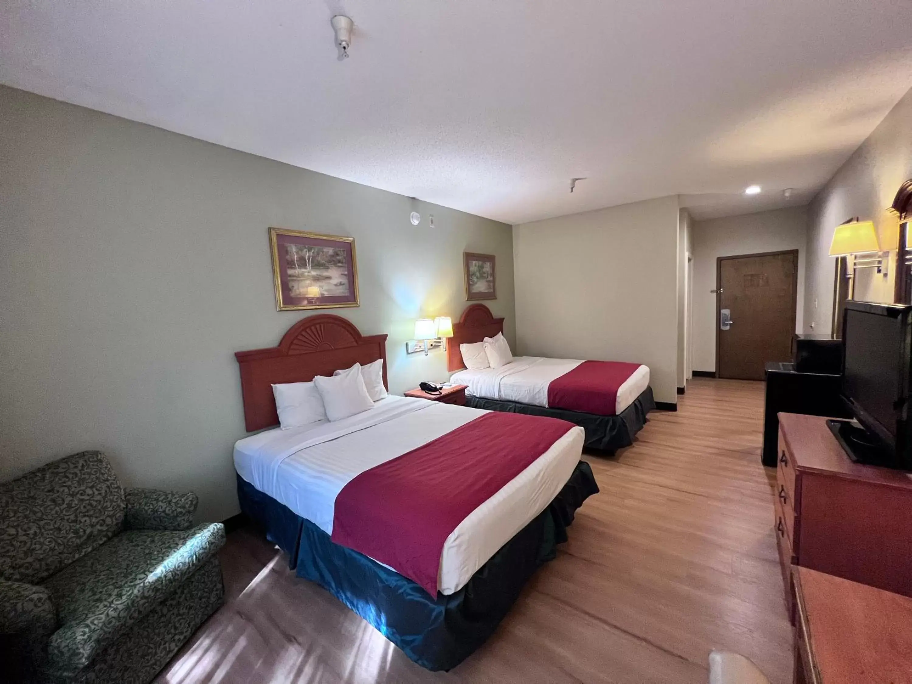 Bed in Americas Best Value Inn Wiggins
