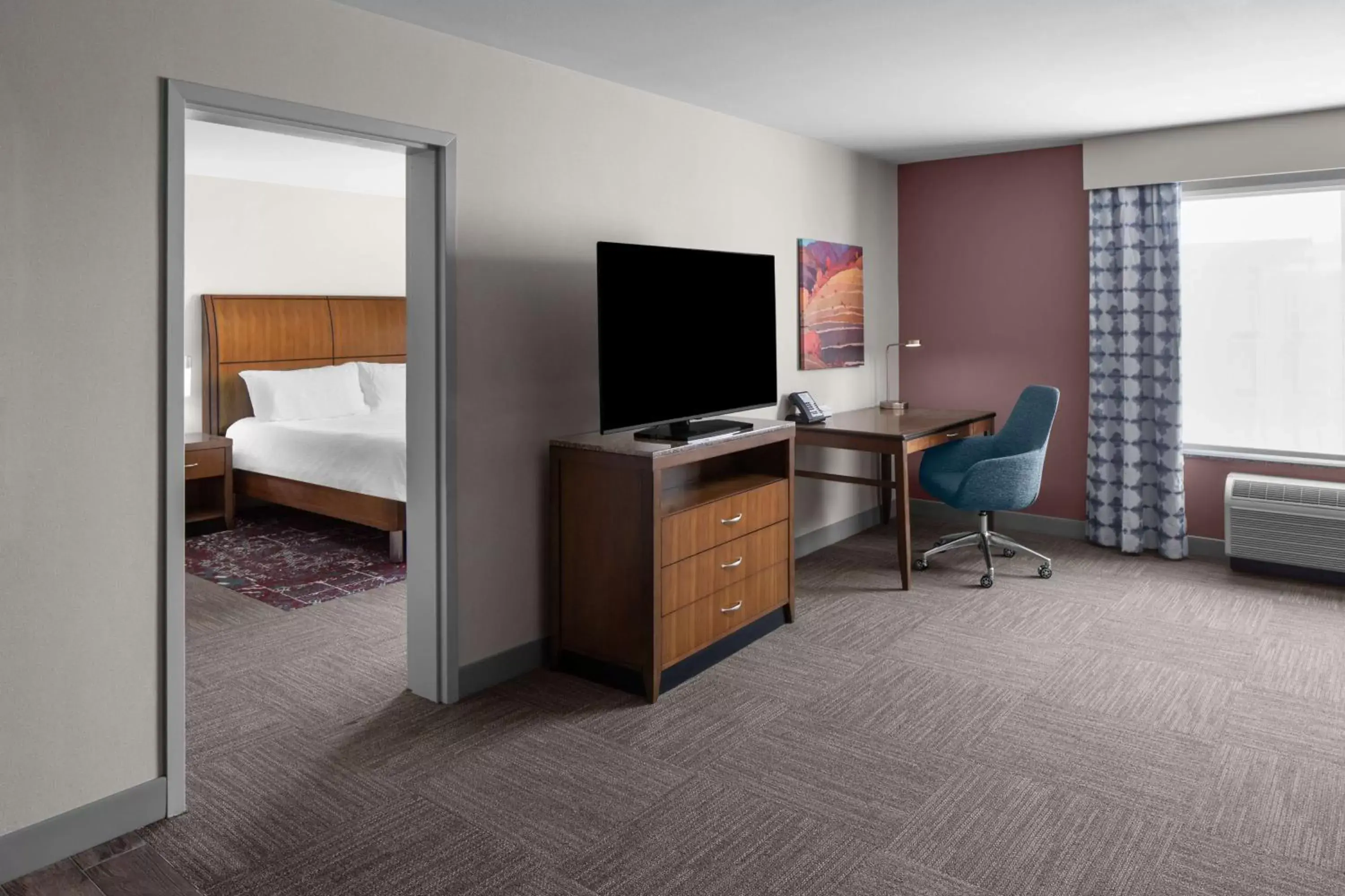 Bedroom, TV/Entertainment Center in Hilton Garden Inn - Salt Lake City Airport