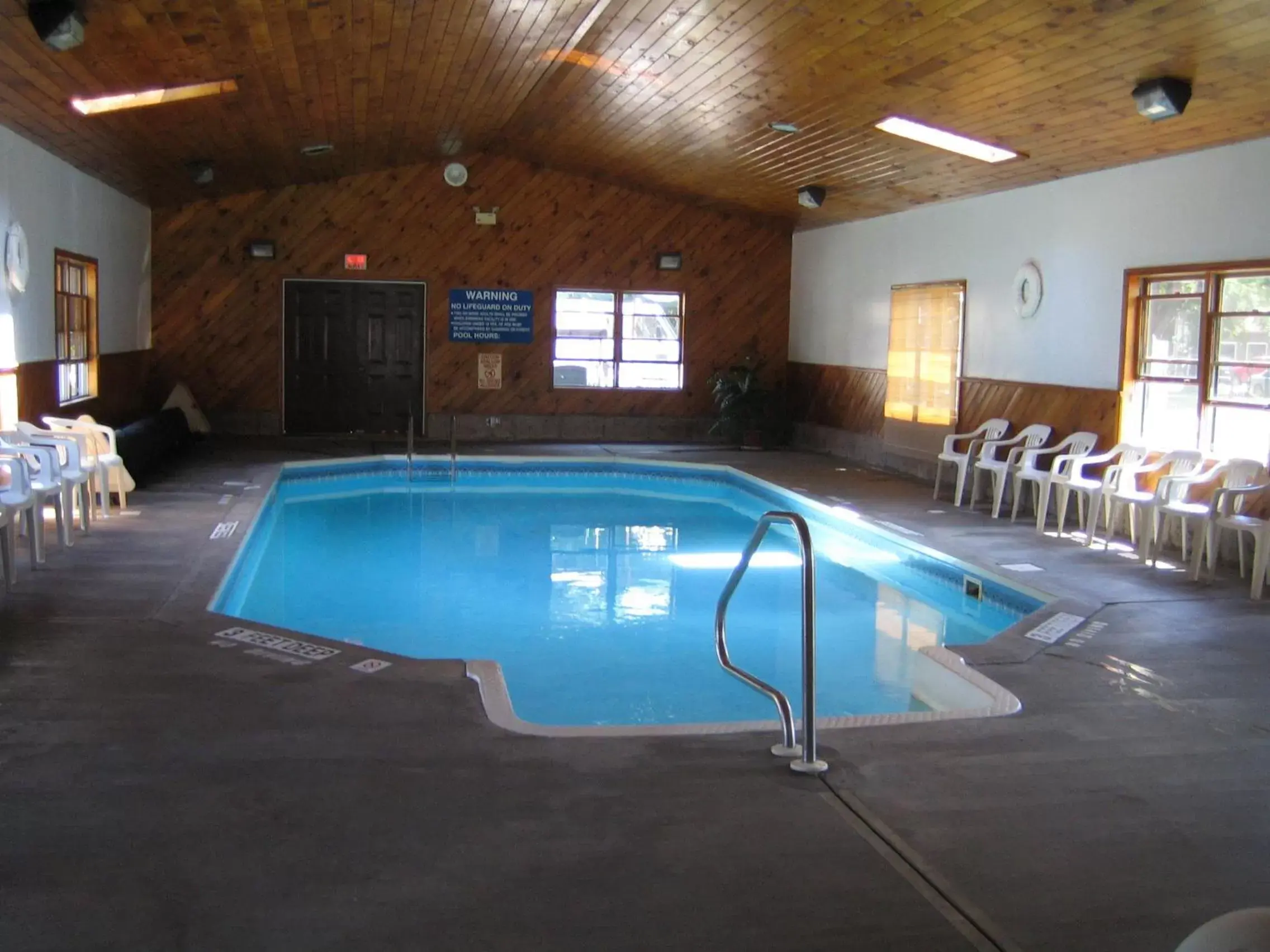 Swimming Pool in Villager Motel & Glen Manor Estate