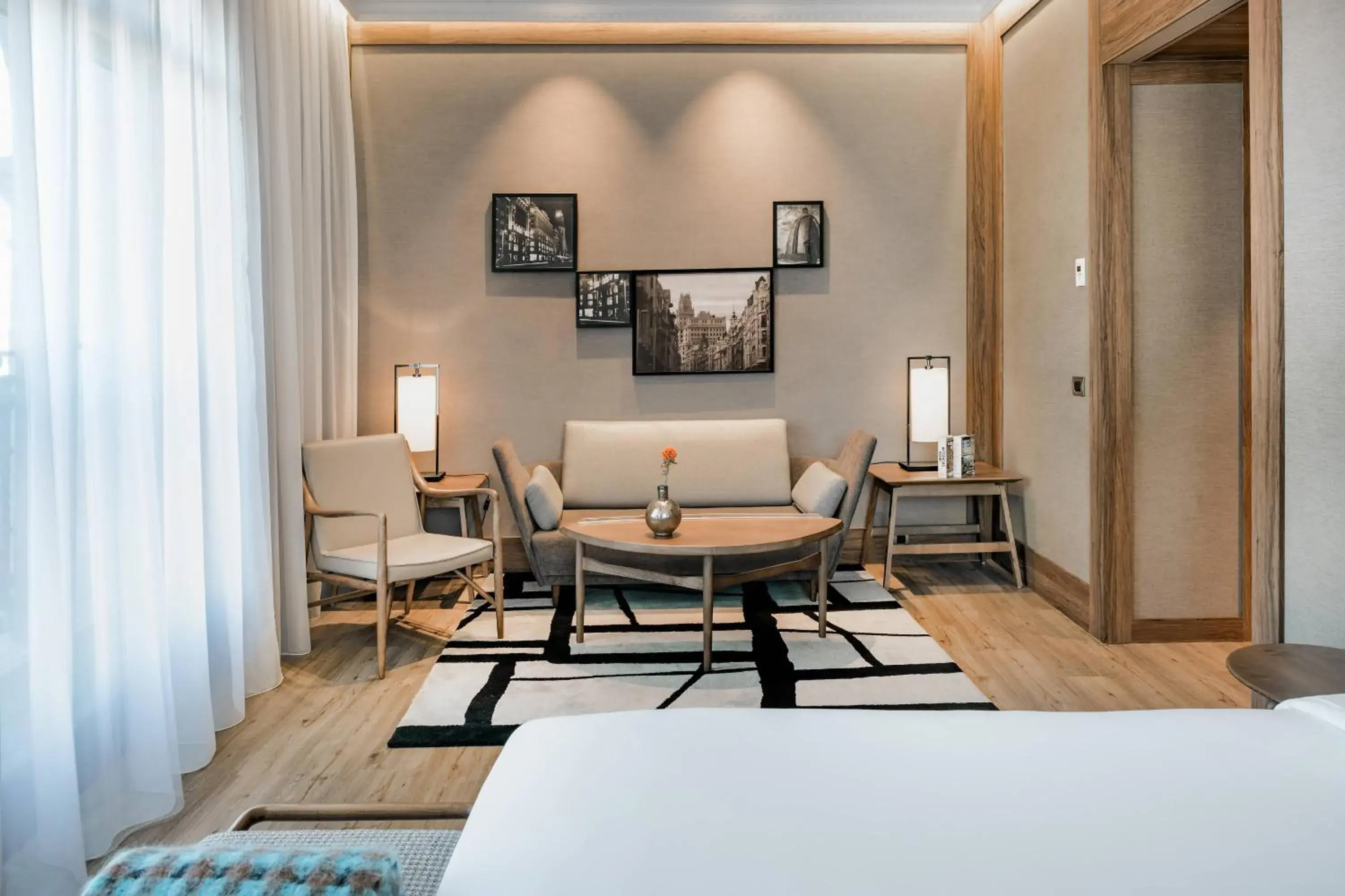 Photo of the whole room, Bed in Círculo Gran Vía, Autograph Collection (Adults Only) Photo of the whole room, Bed in Círculo Gran Vía, Autograph Collection (Adults Only)