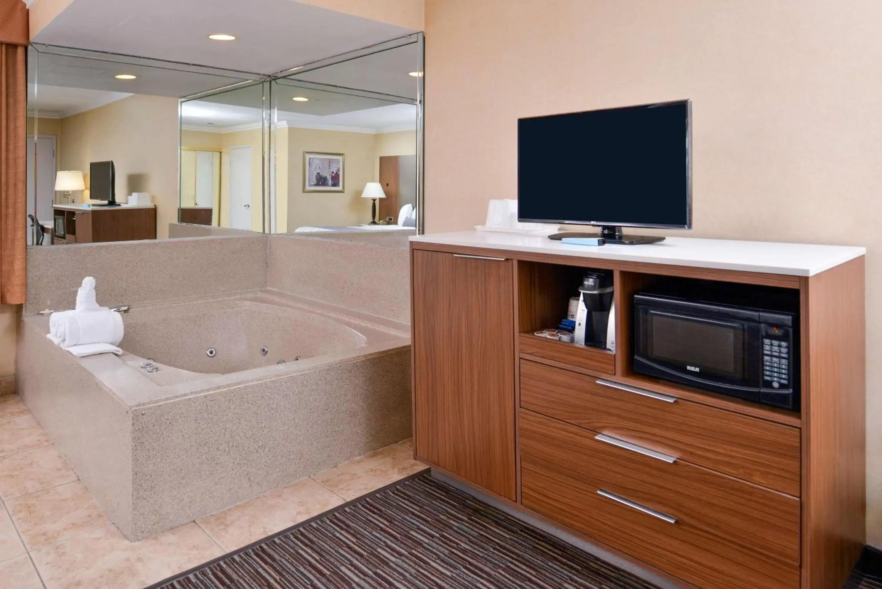 Photo of the whole room, TV/Entertainment Center in Best Western Airpark Hotel - Los Angeles LAX Airport