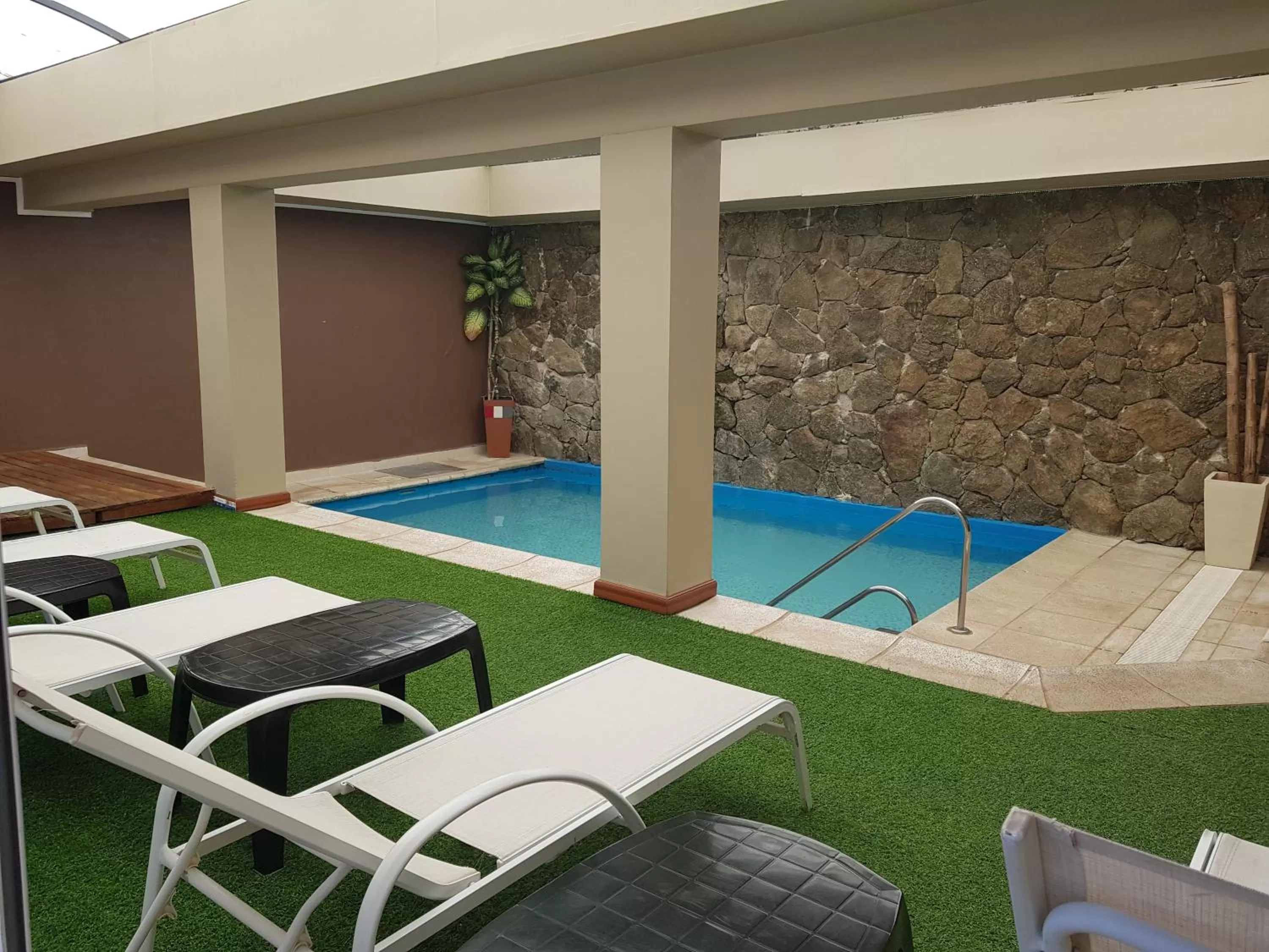 Swimming pool in Howard Johnson Hotel & Spa Villa General Belgrano