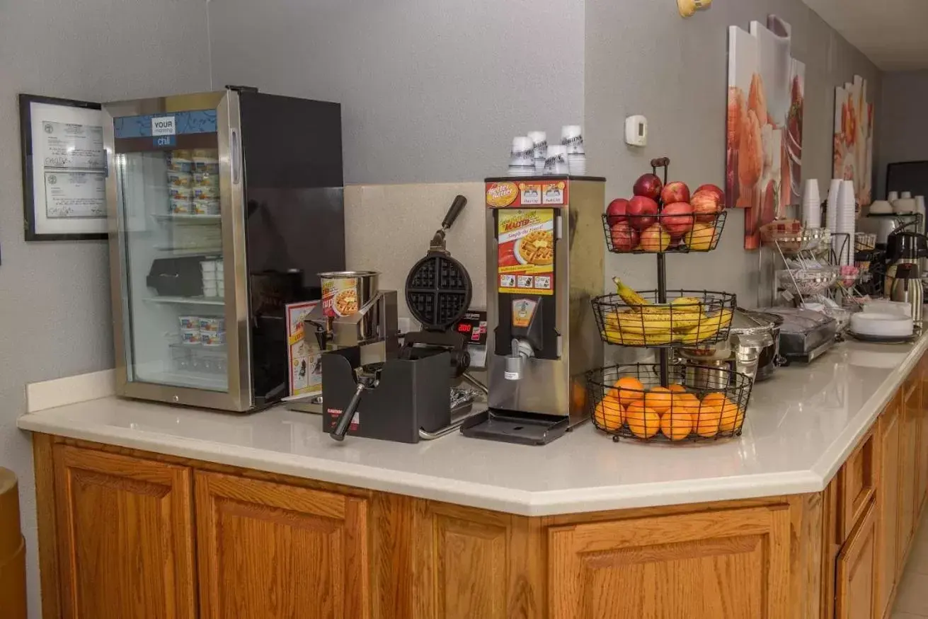 Restaurant/places to eat, Kitchen/Kitchenette in Richland Inn