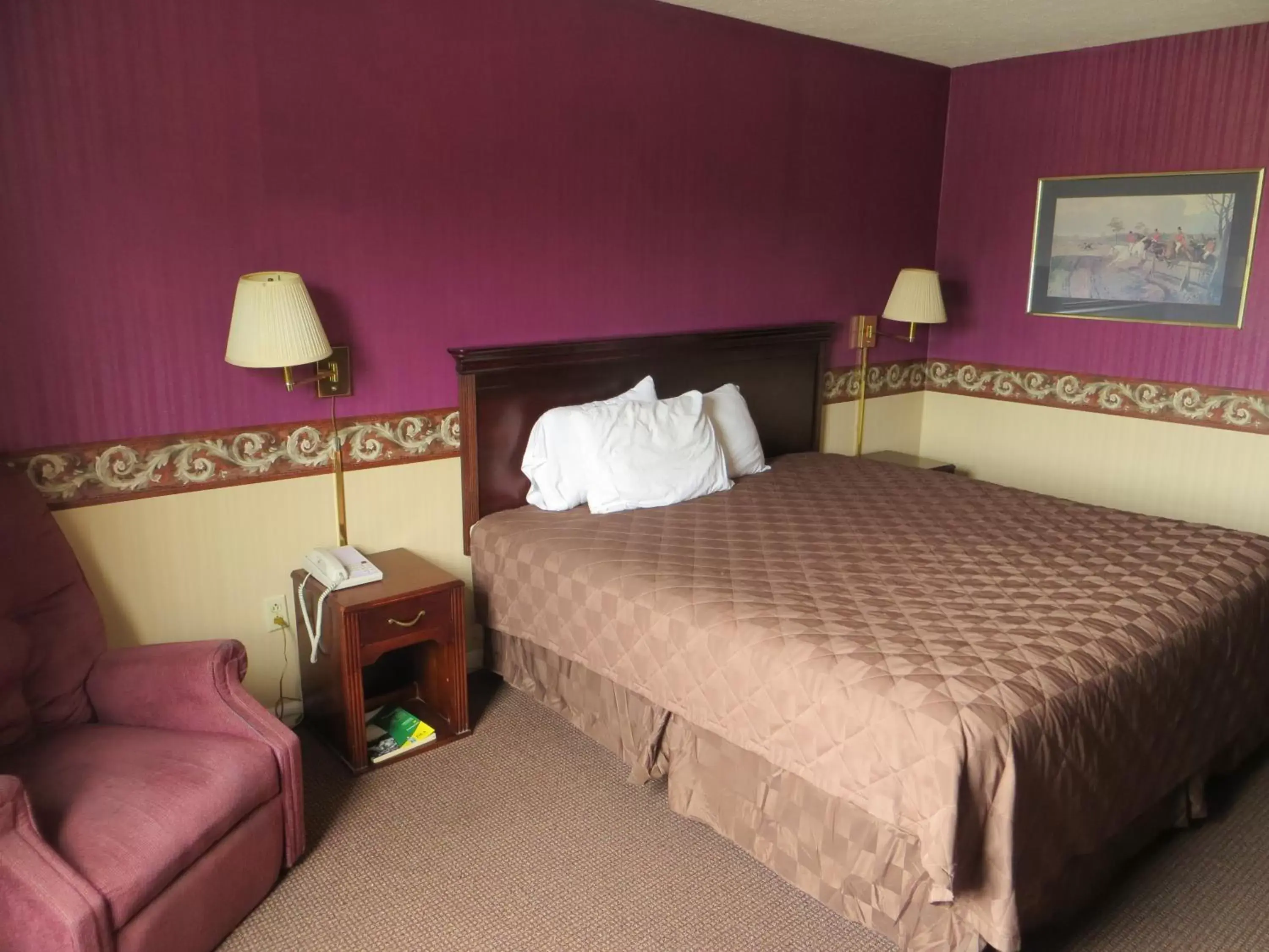 Bed in Americourt Hotel and Suites - Elizabethton