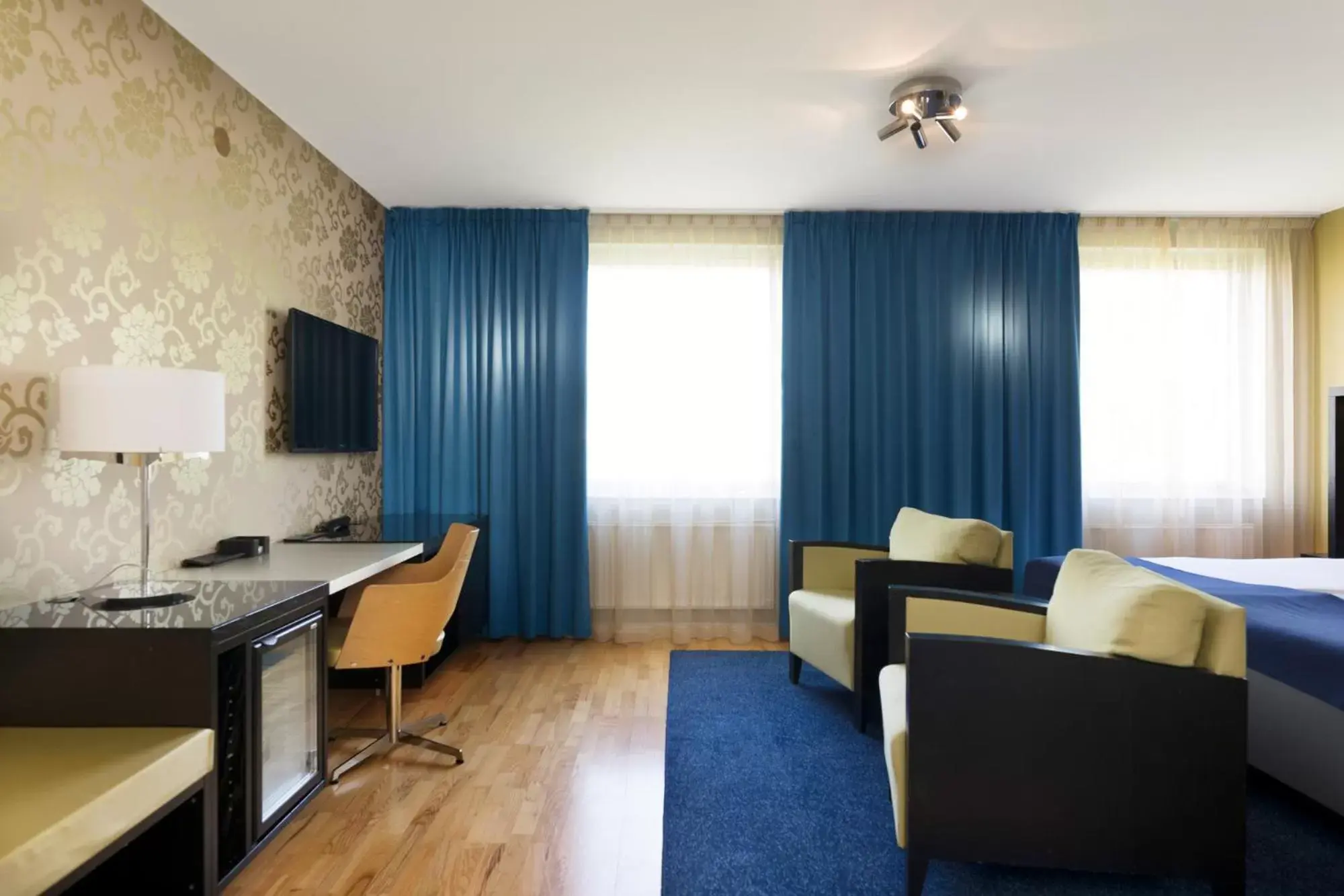 Bedroom, TV/Entertainment Center in ProfilHotels Savoy