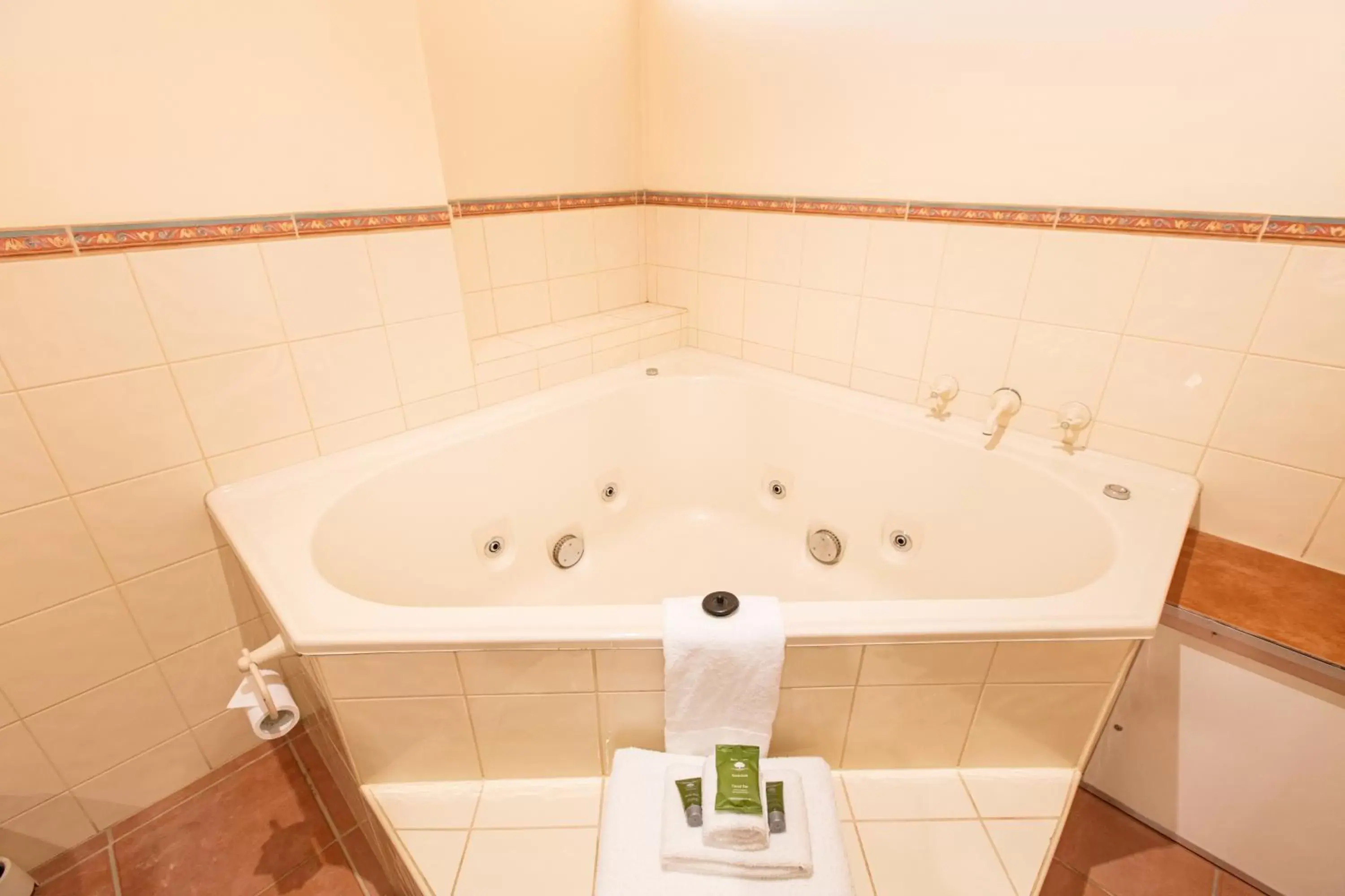 Bath, Bathroom in Mildura Inlander Resort