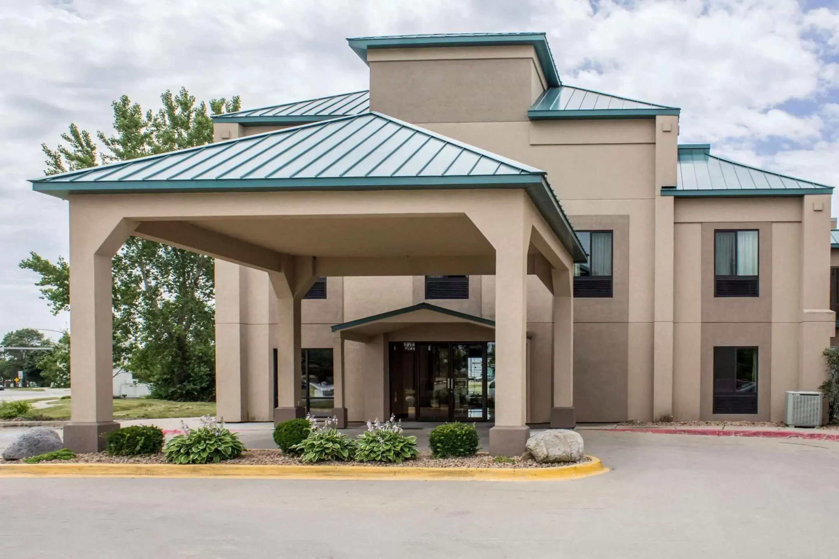 Property Building in Econo Lodge Ankeny – Des Moines