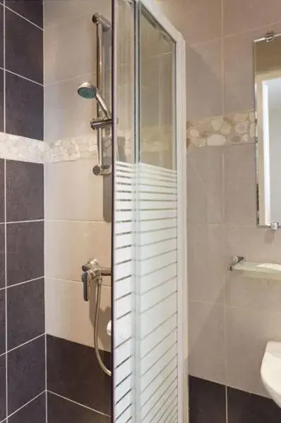 Bathroom in Hotel Montsouris Orleans