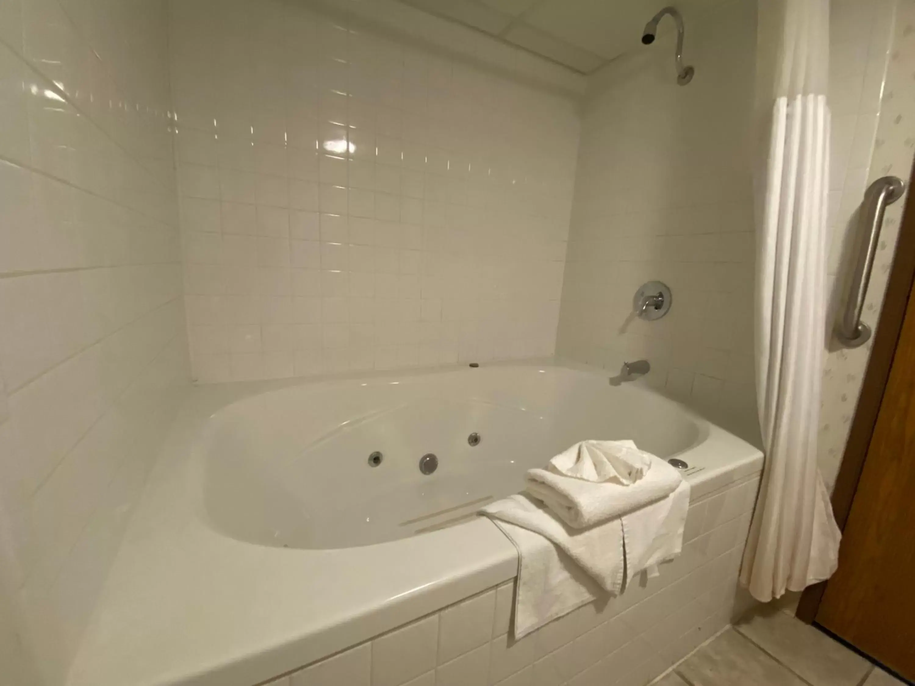 Shower, Bathroom in Serenity Inn