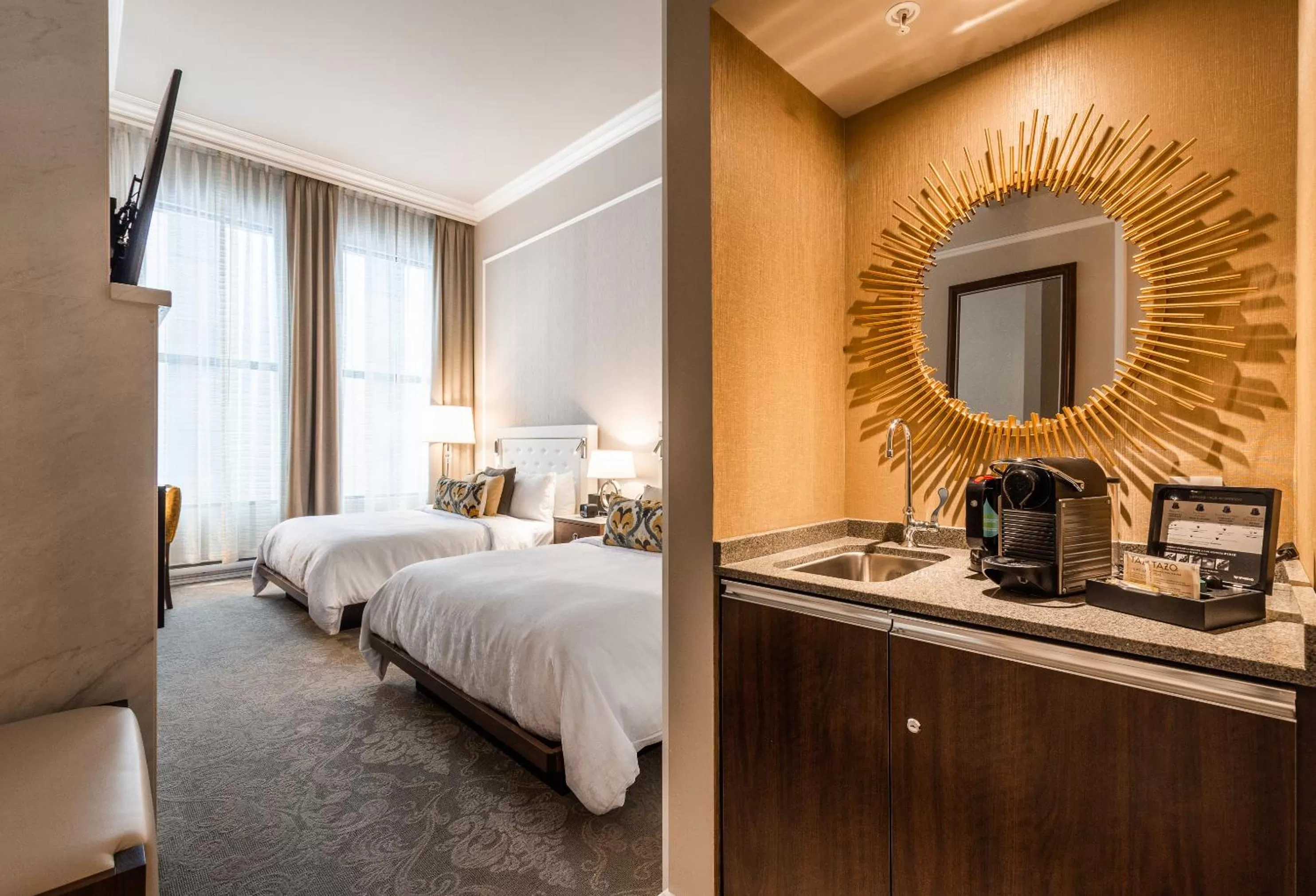 Photo of the whole room, Bed in Hôtel Birks Montréal