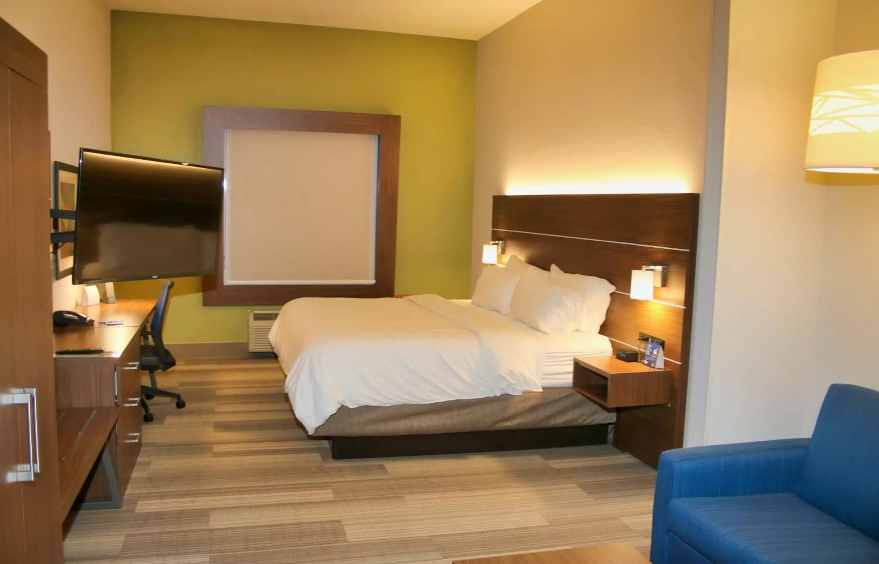 Bedroom, Bed in Holiday Inn Express, an IHG Hotel