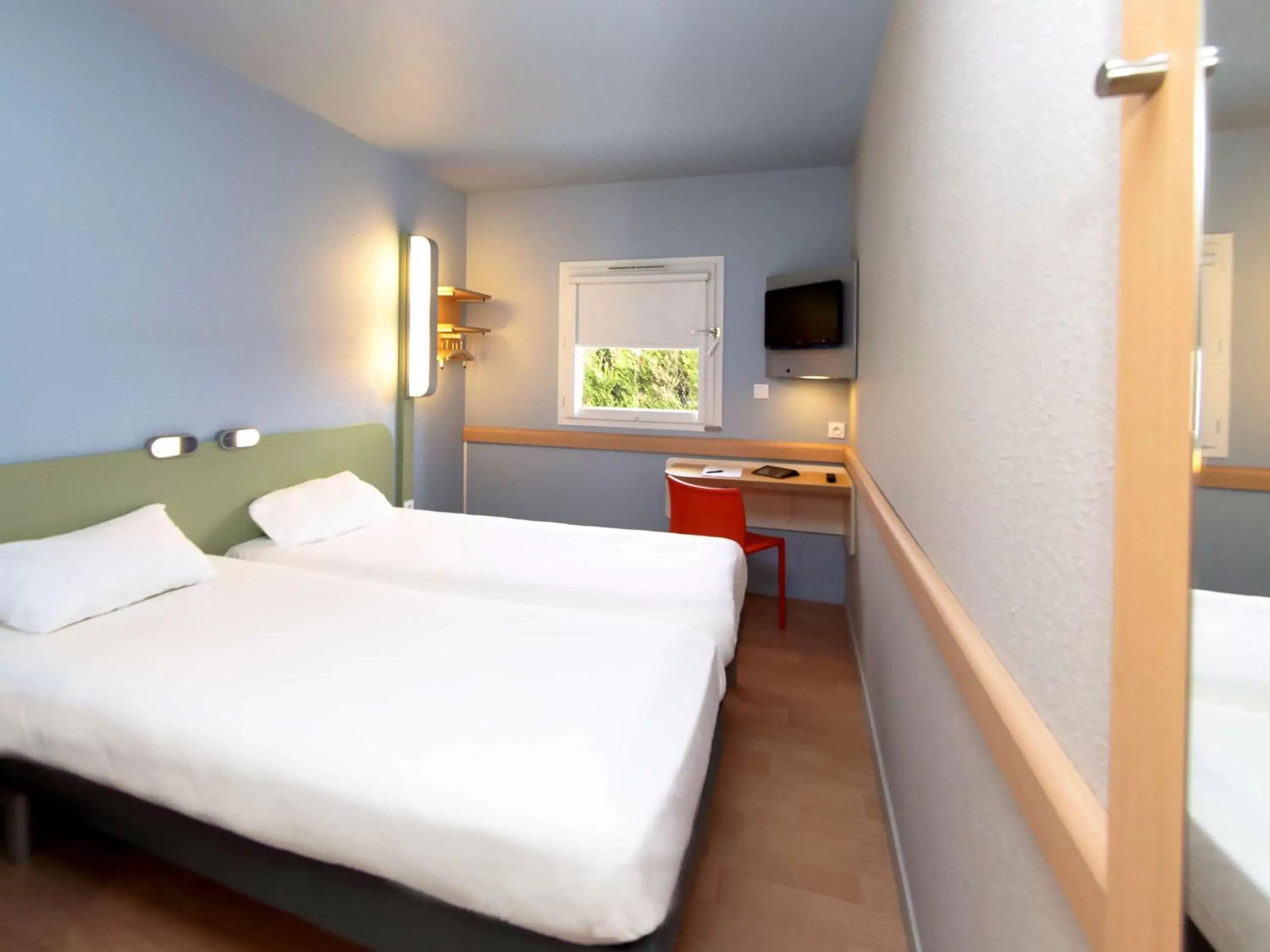 Photo of the whole room, Bed in Ibis Budget Dole-Choisey