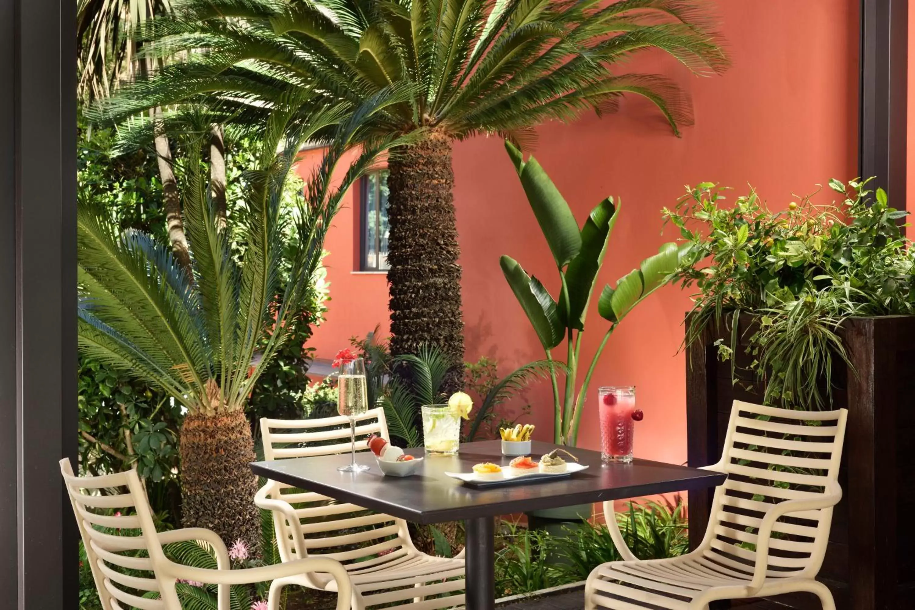 Garden, Restaurant/Places to Eat in Hotel Pulitzer