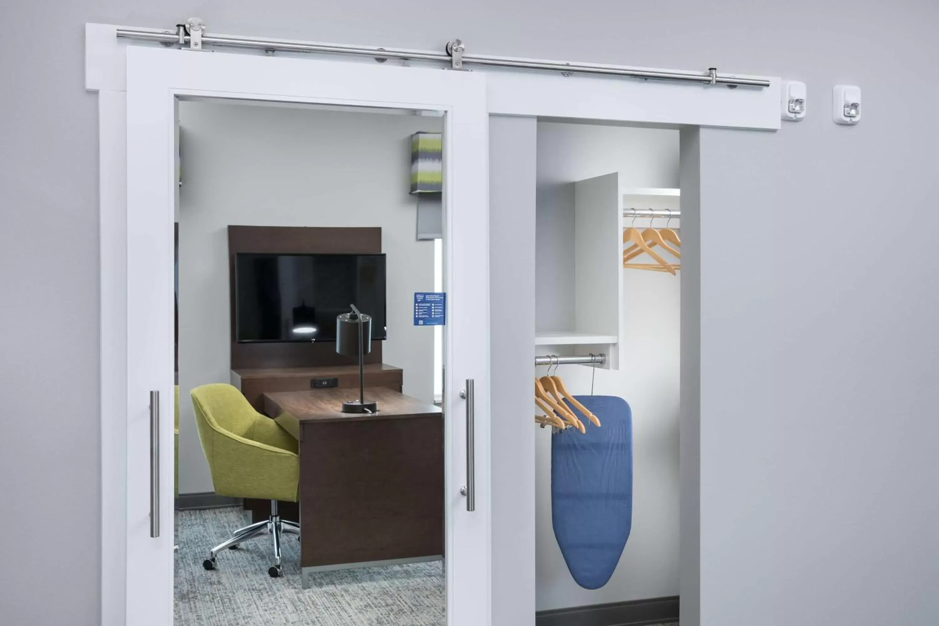 Bedroom in Hampton Inn & Suites Cape Canaveral Cruise Port, Fl Bedroom in Hampton Inn & Suites Cape Canaveral Cruise Port, Fl