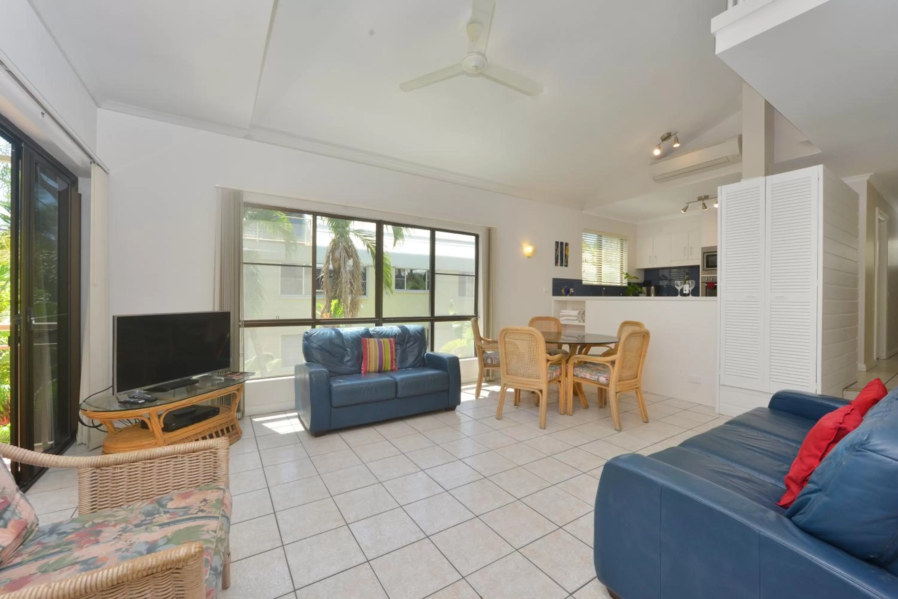 Living room in Driftwood Mantaray - Official Onsite Reception and Check In