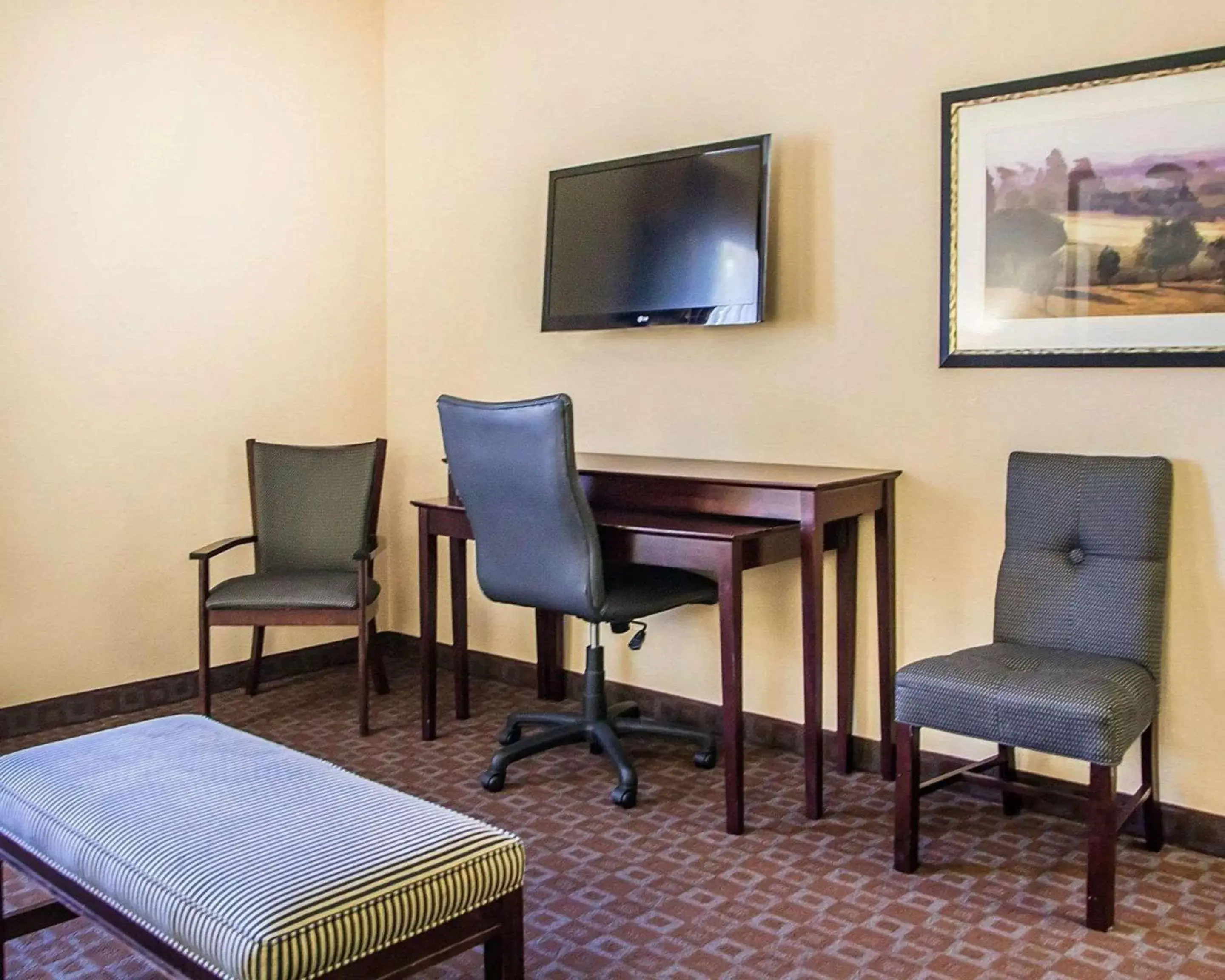 Bedroom, TV/Entertainment Center in Quality Inn & Suites Peoria