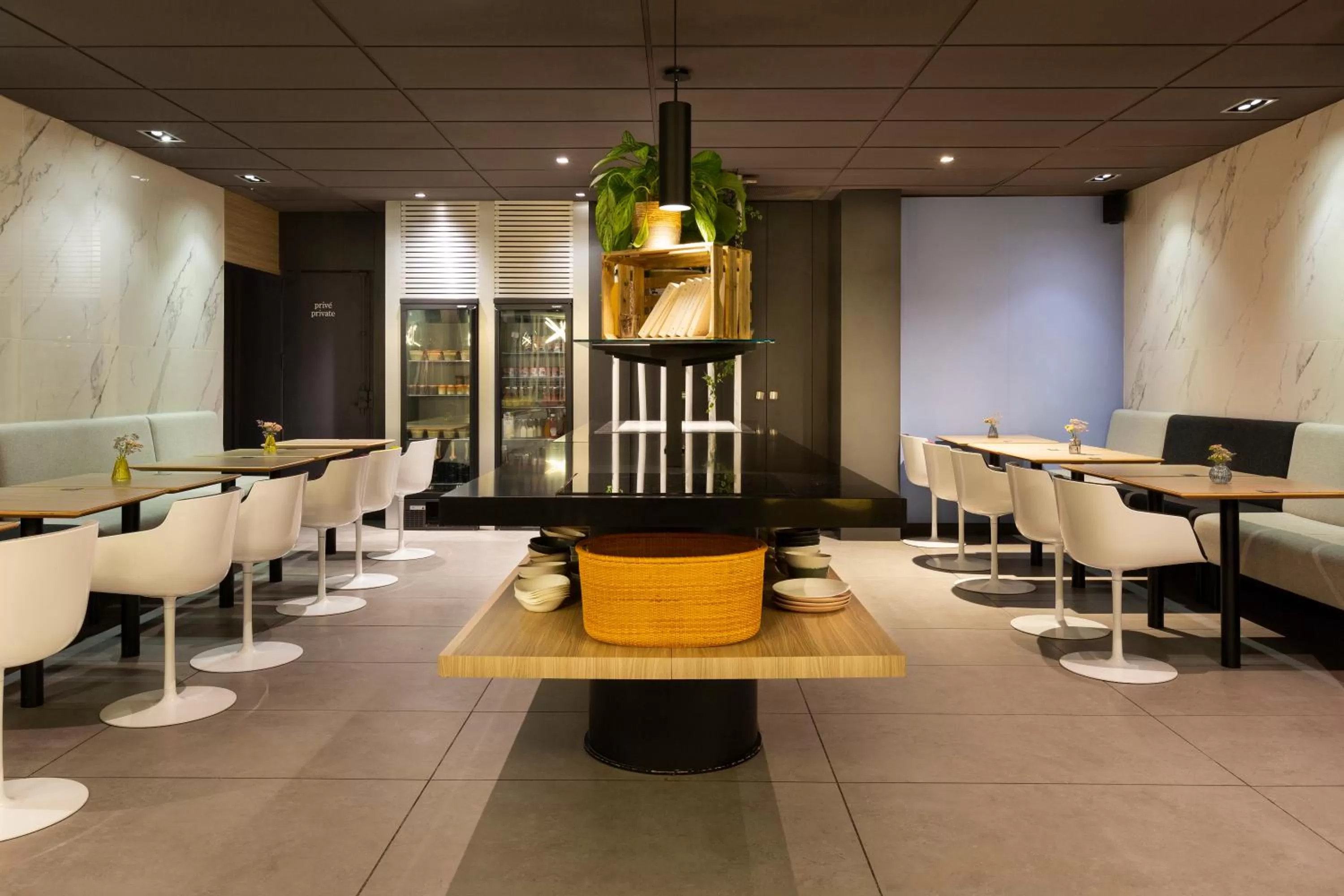 Restaurant/places to eat in Mercure Paris Alesia