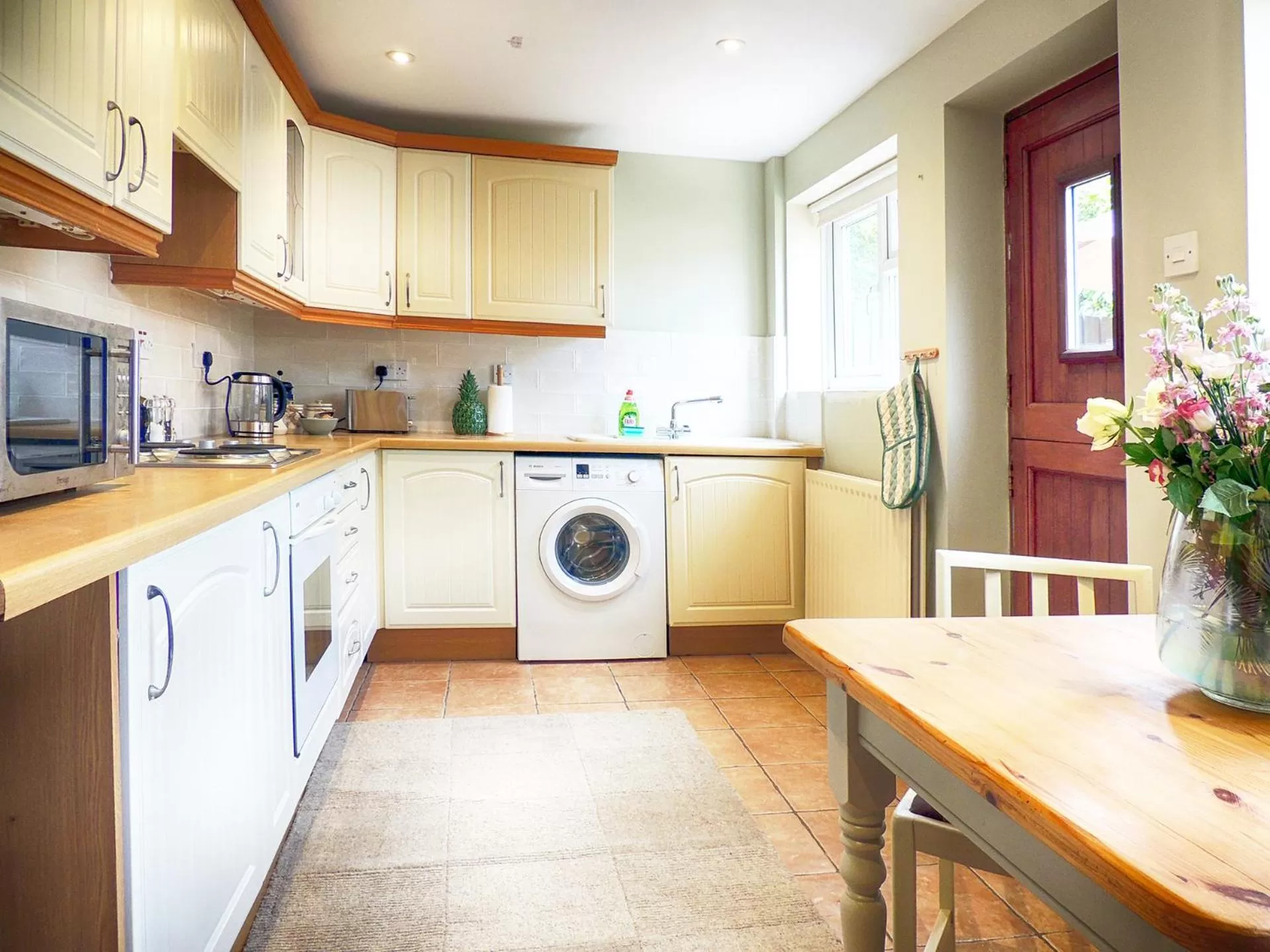 Dining area in The Lansdowne Cottage - Exclusive Welcome Hamper