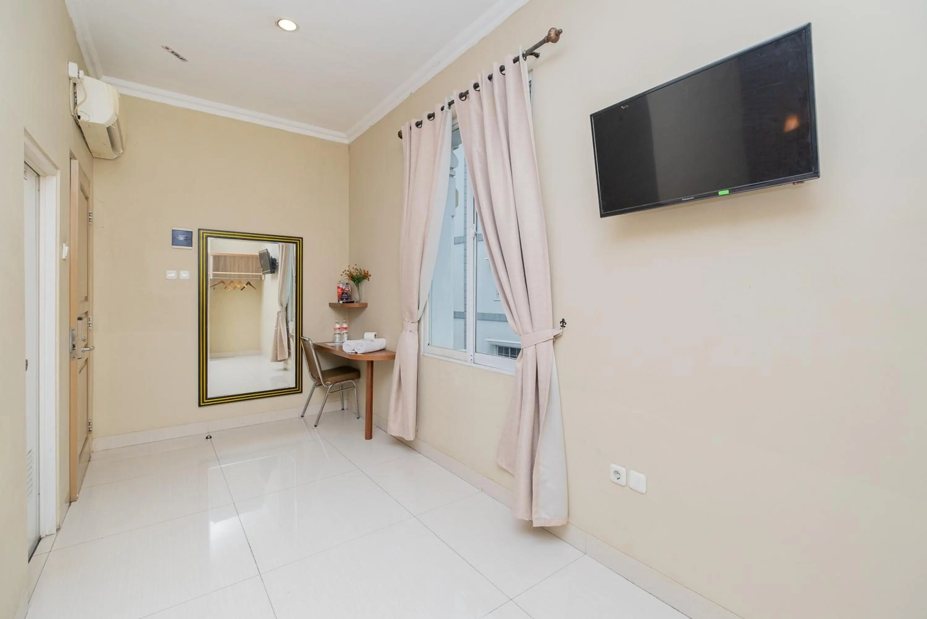 Property building in RedDoorz Plus @ Cideng Barat