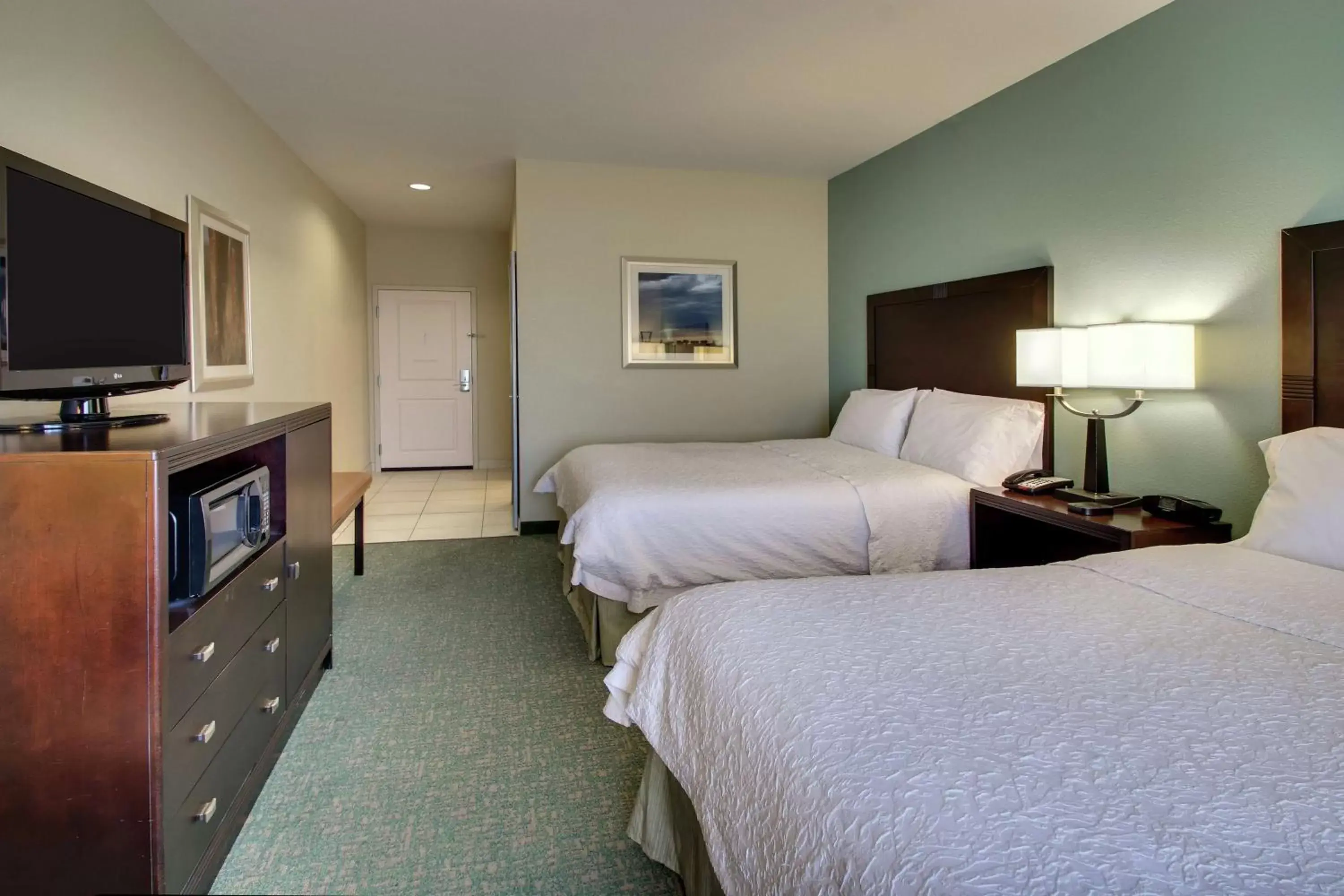 Bedroom, TV/Entertainment Center in Hampton Inn Vernon