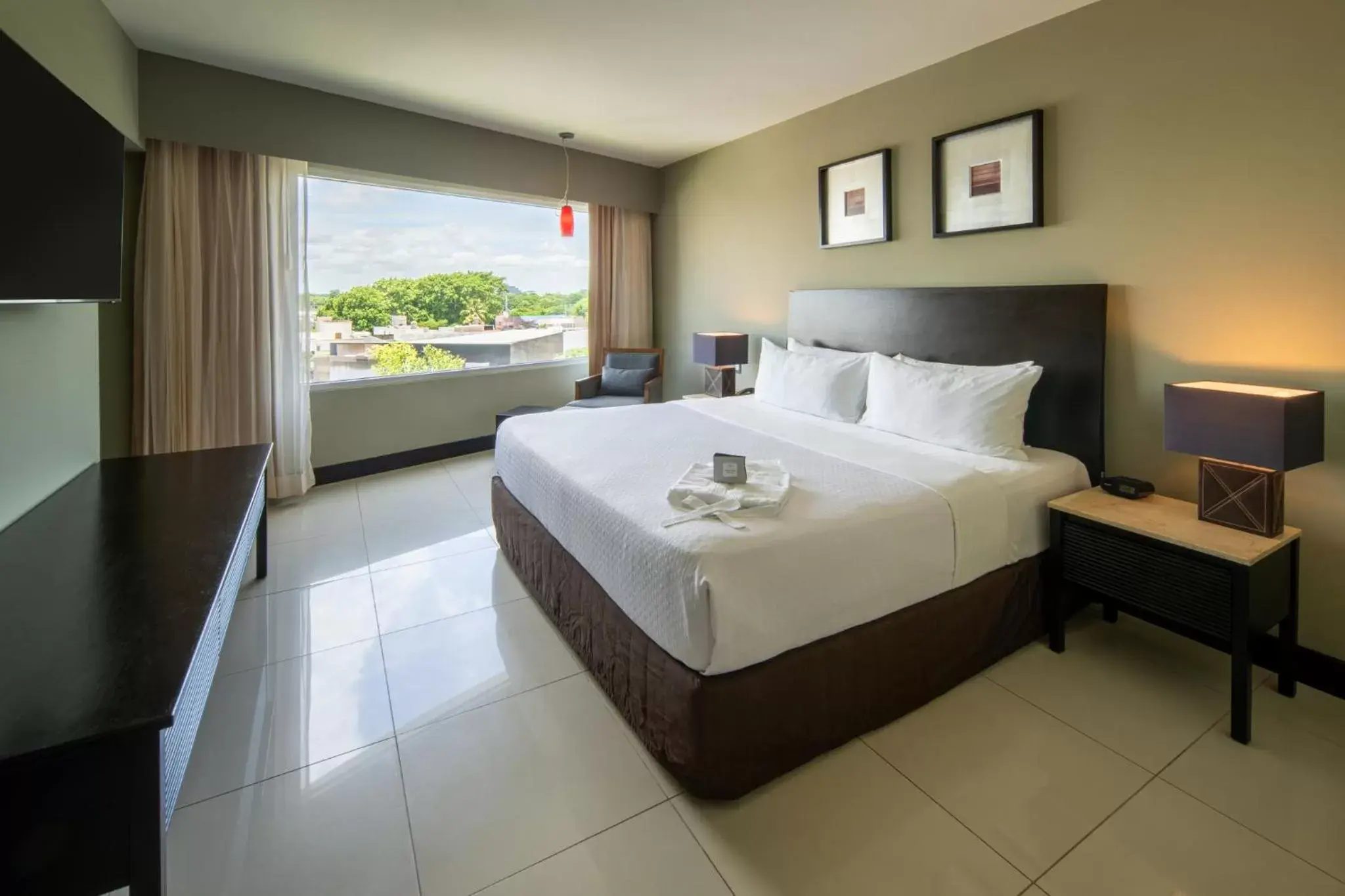 Photo of the whole room, Bed in Crowne Plaza Villahermosa, an IHG Hotel